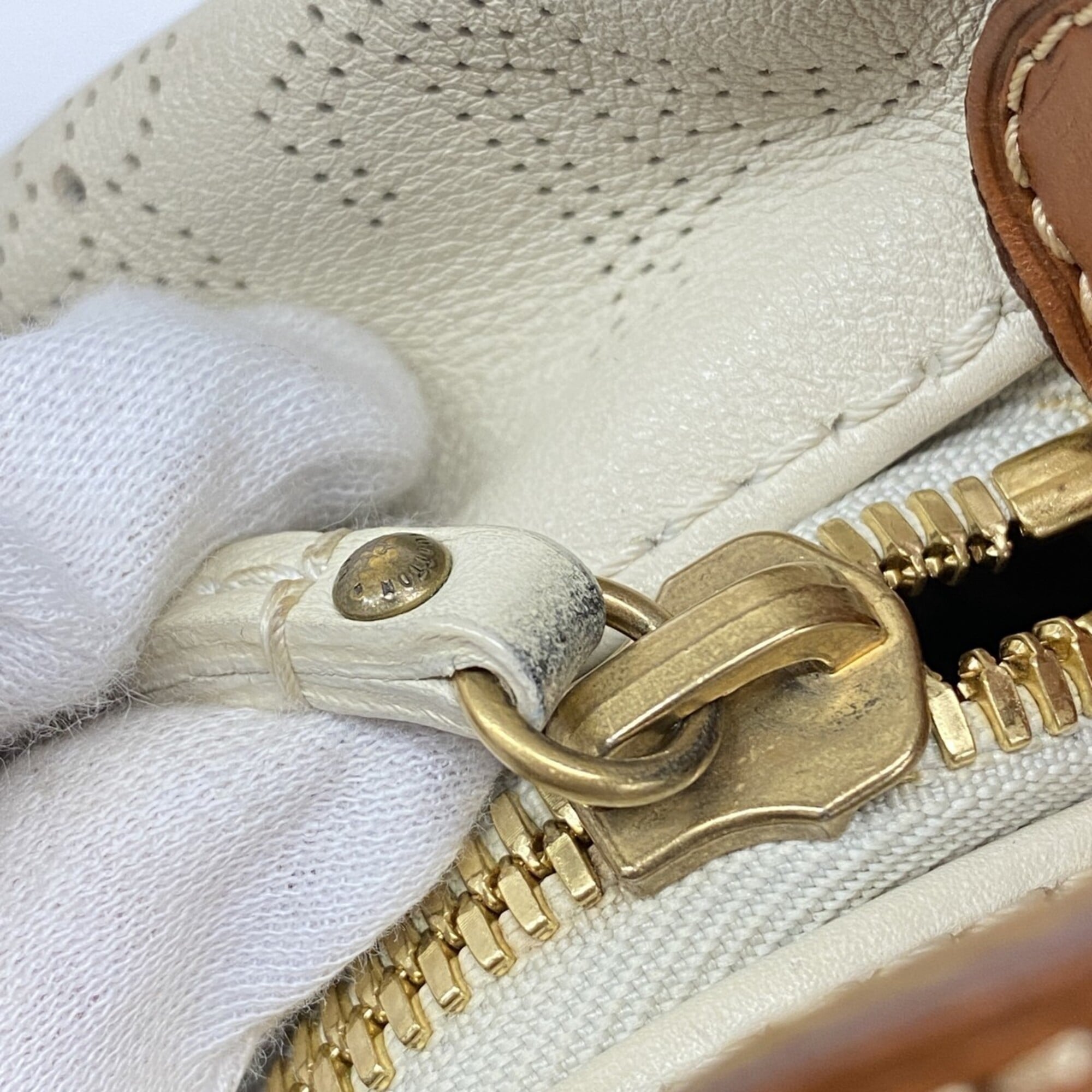 Louis Vuitton Blanc Shoulder Bag (Pre-Owned)