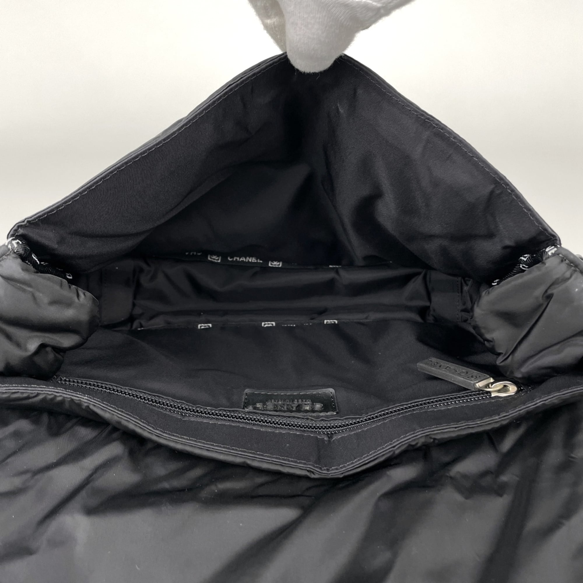 Chanel Black Nylon Messenger Bag Shoulder Bag (Pre-Owned)