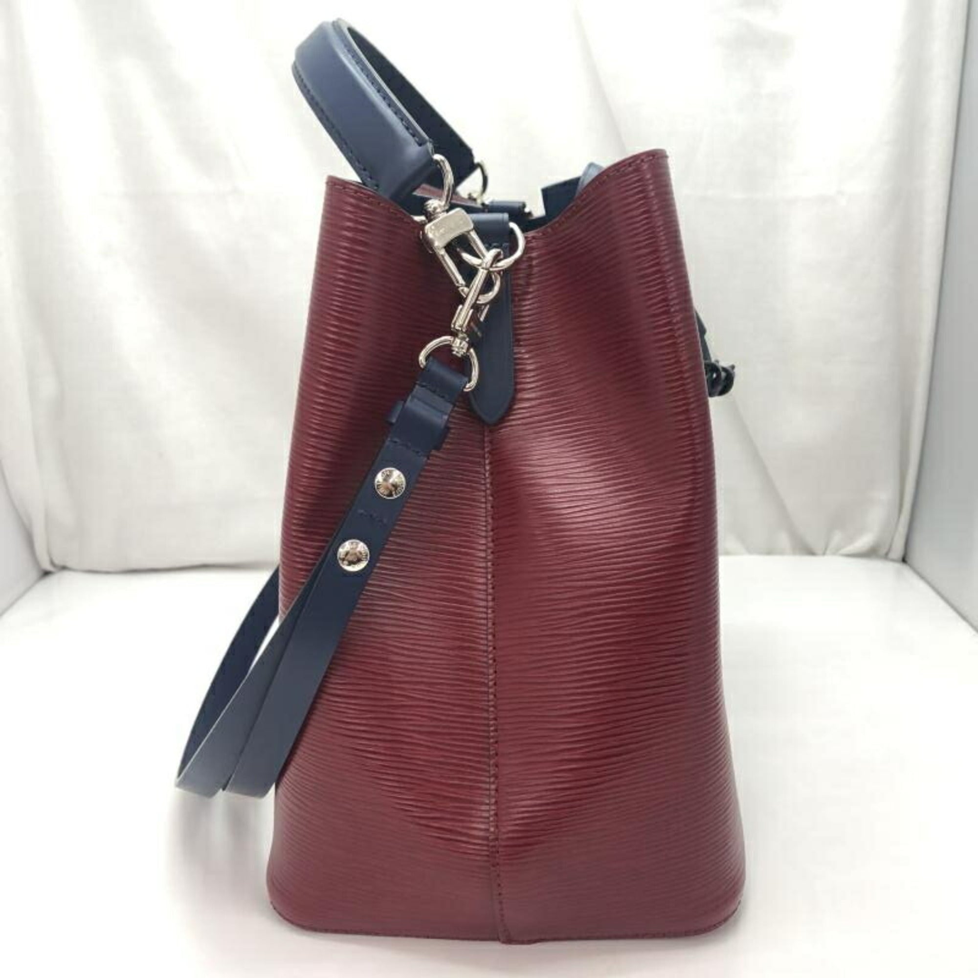 Louis Vuitton Epi Cherry Epi Leather Handbag (Pre-Owned)