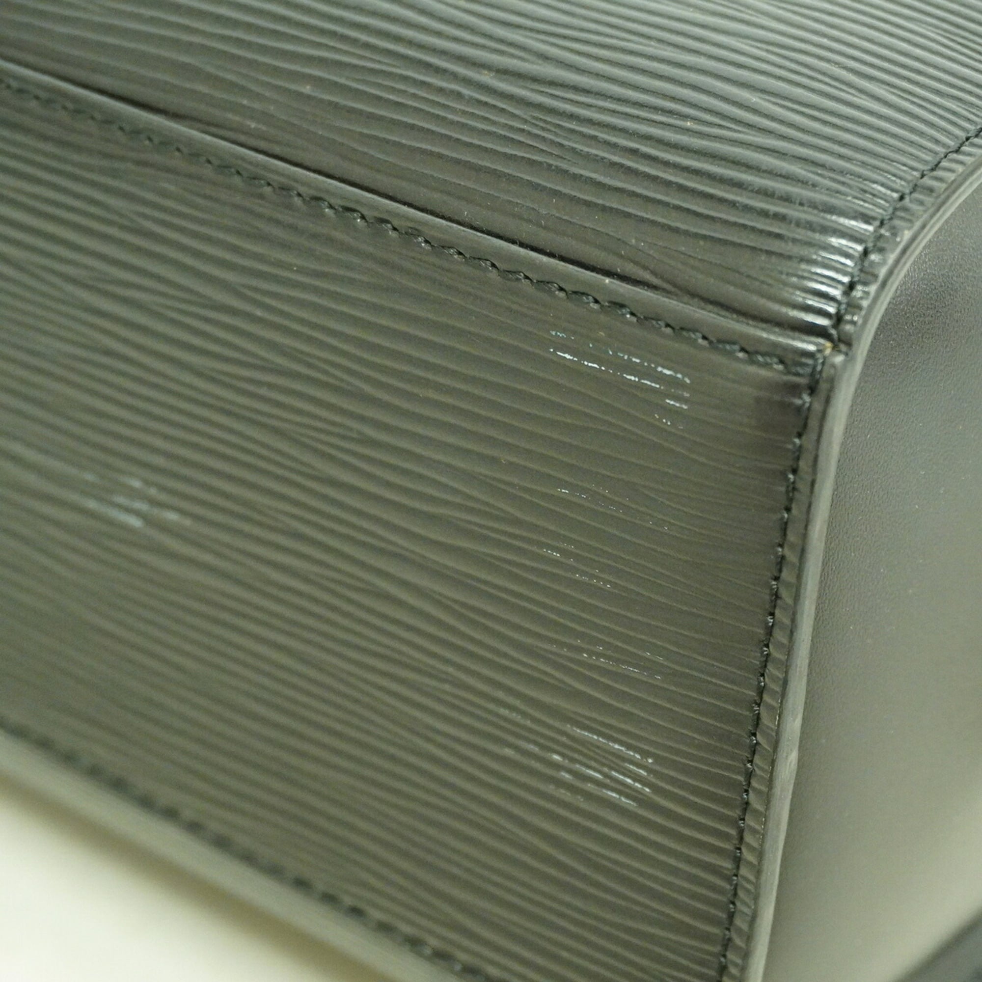 Louis Vuitton Noir Handbag (Pre-Owned)