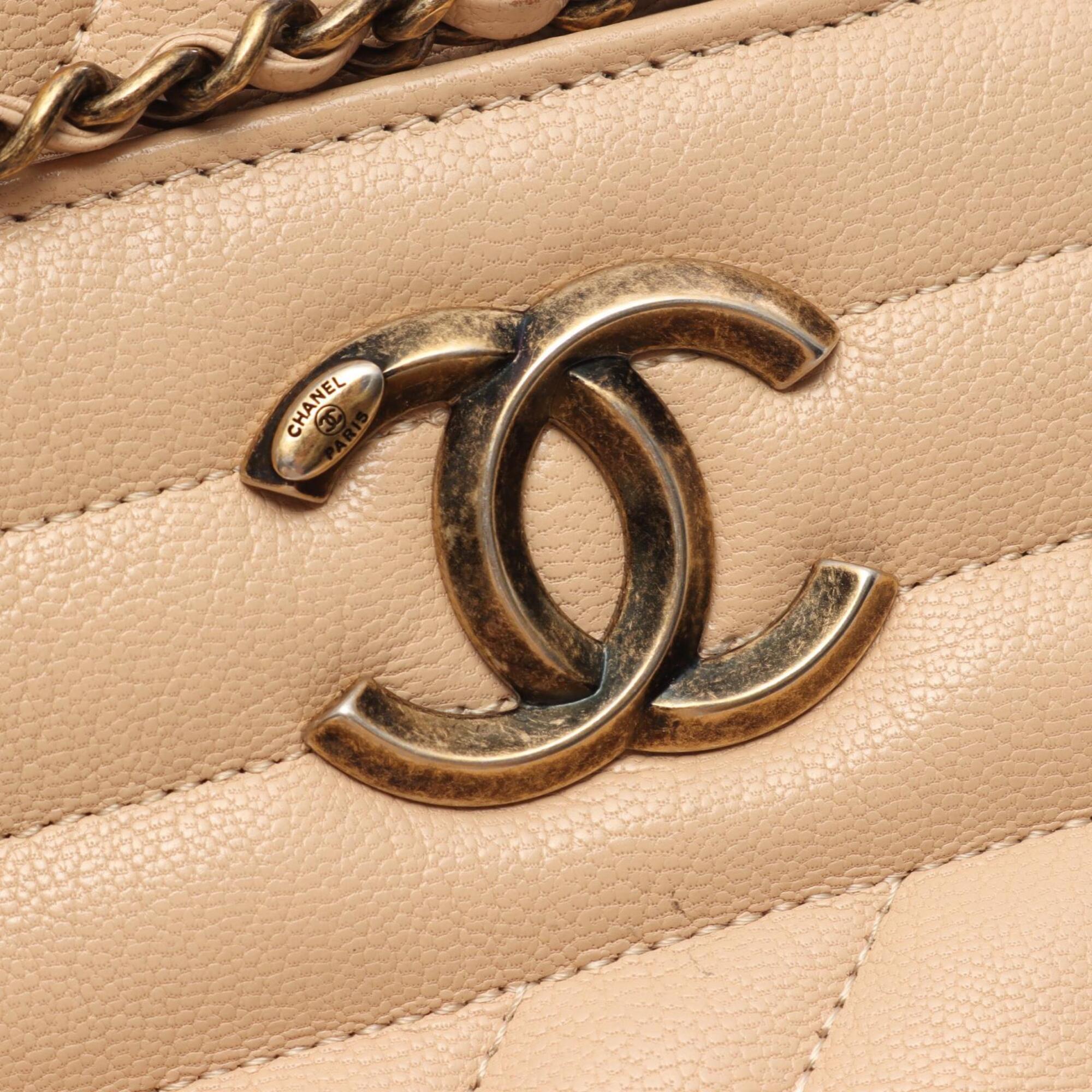 Chanel Beige Leather Handbag Shoulder Bag (Pre-Owned)