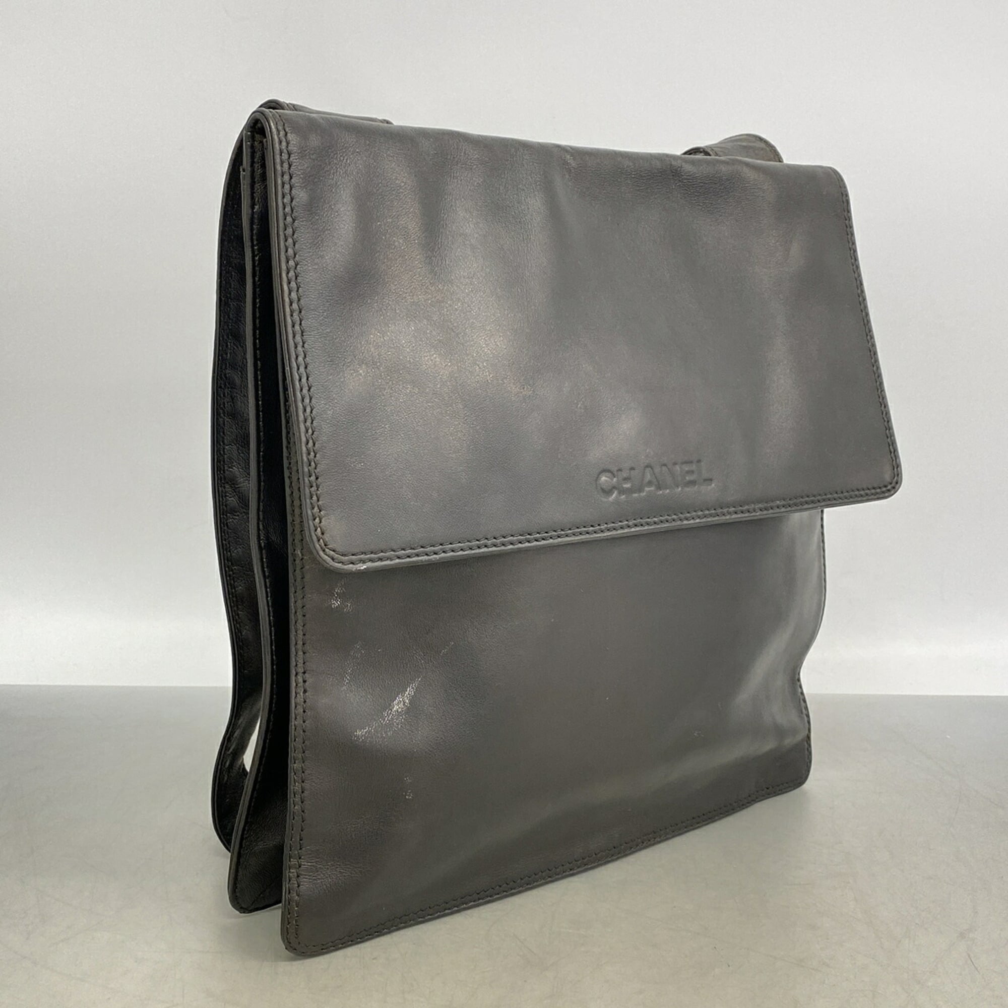 Chanel Black Leather Shoulder Bag (Pre-Owned)