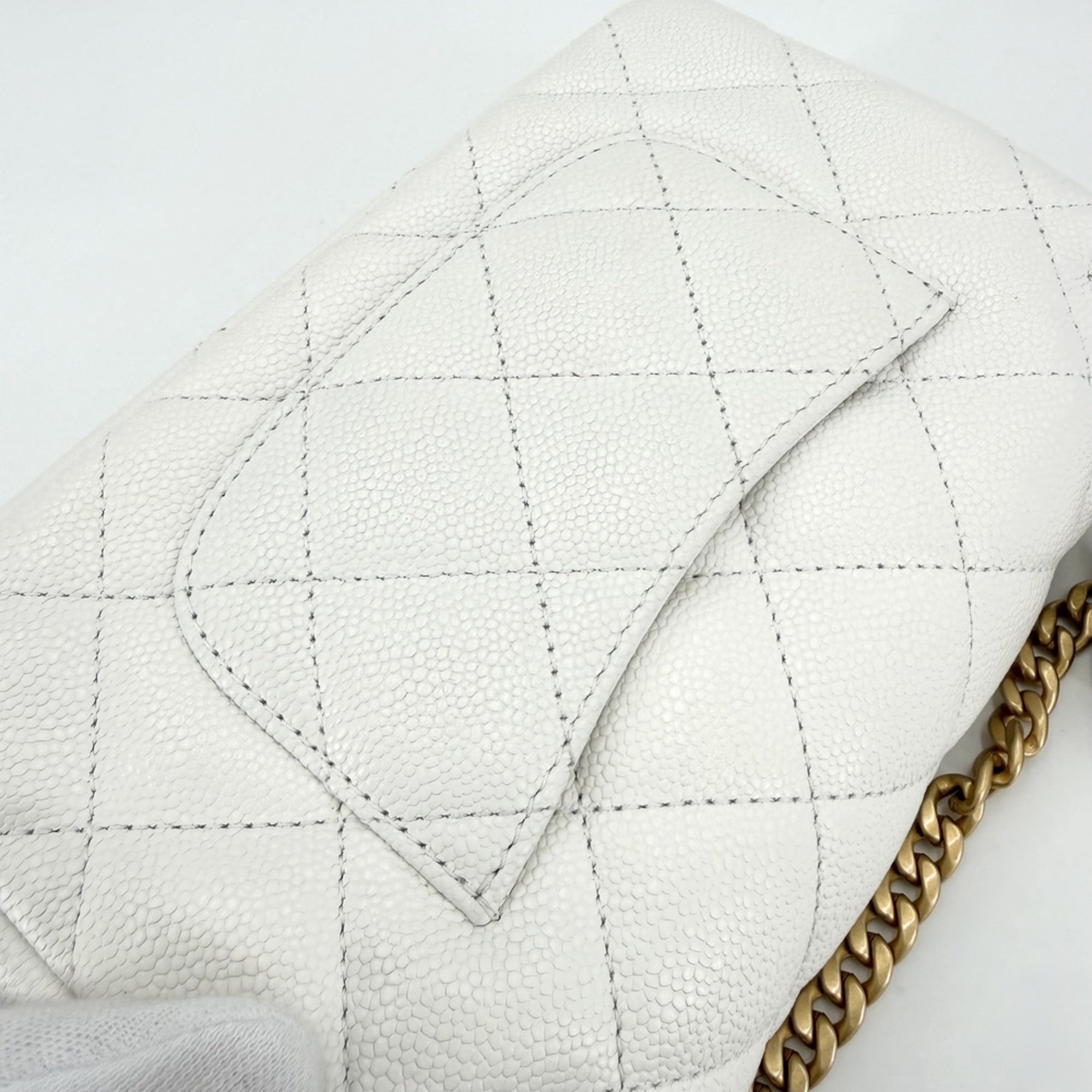 Chanel White Grained Calfskin Shoulder Bag (Pre-Owned)