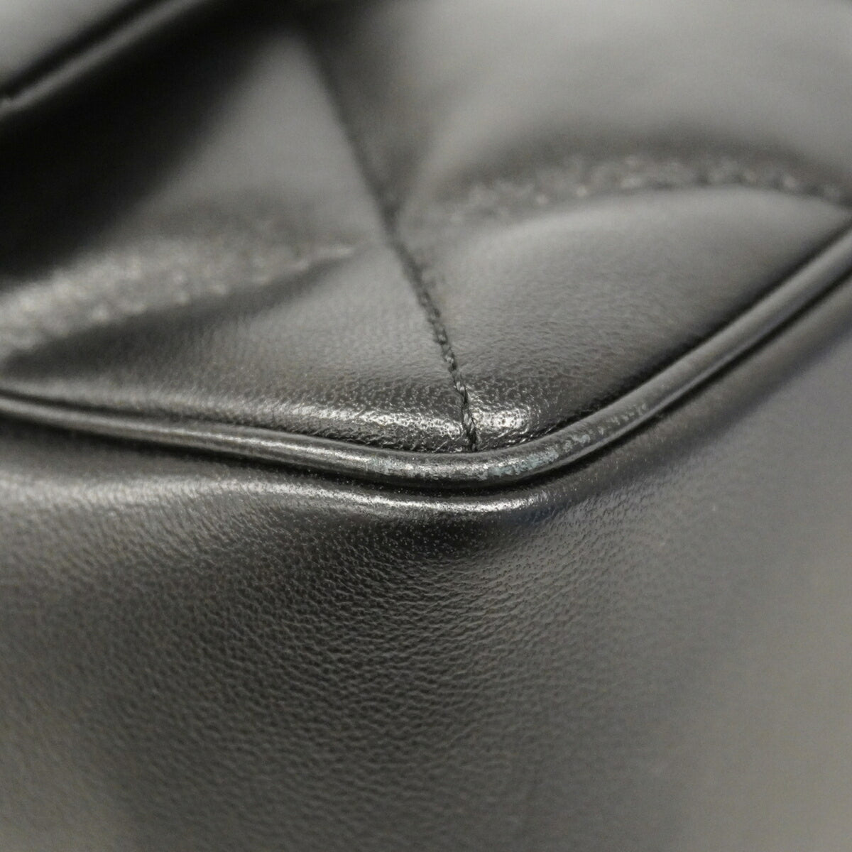 Chanel Black Leather Handbag (Pre-Owned)