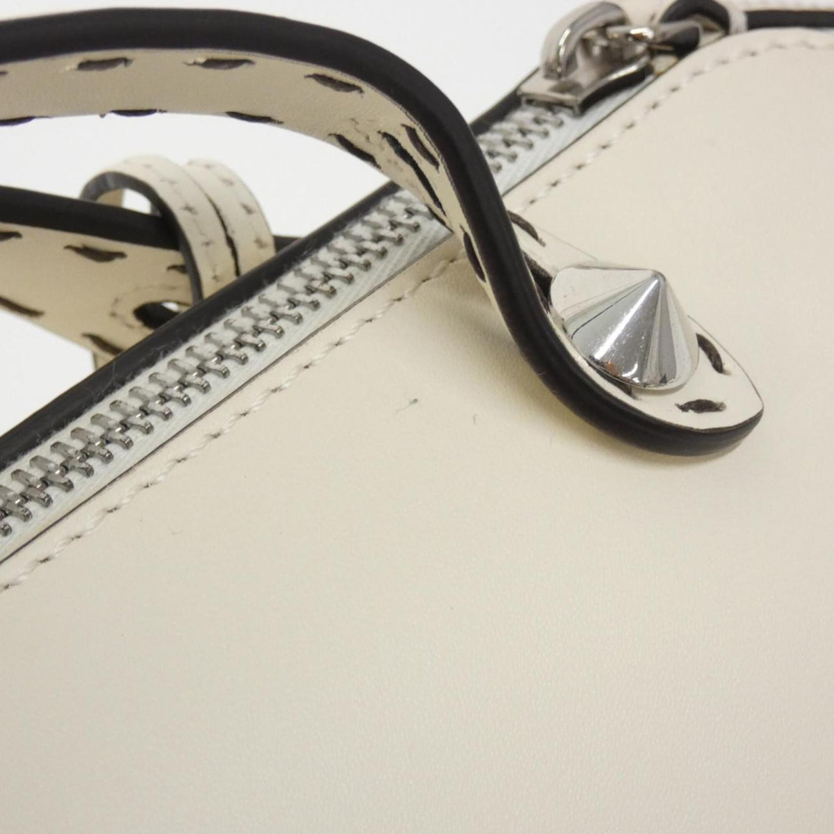 Fendi Beige Leather Handbag (Pre-Owned)