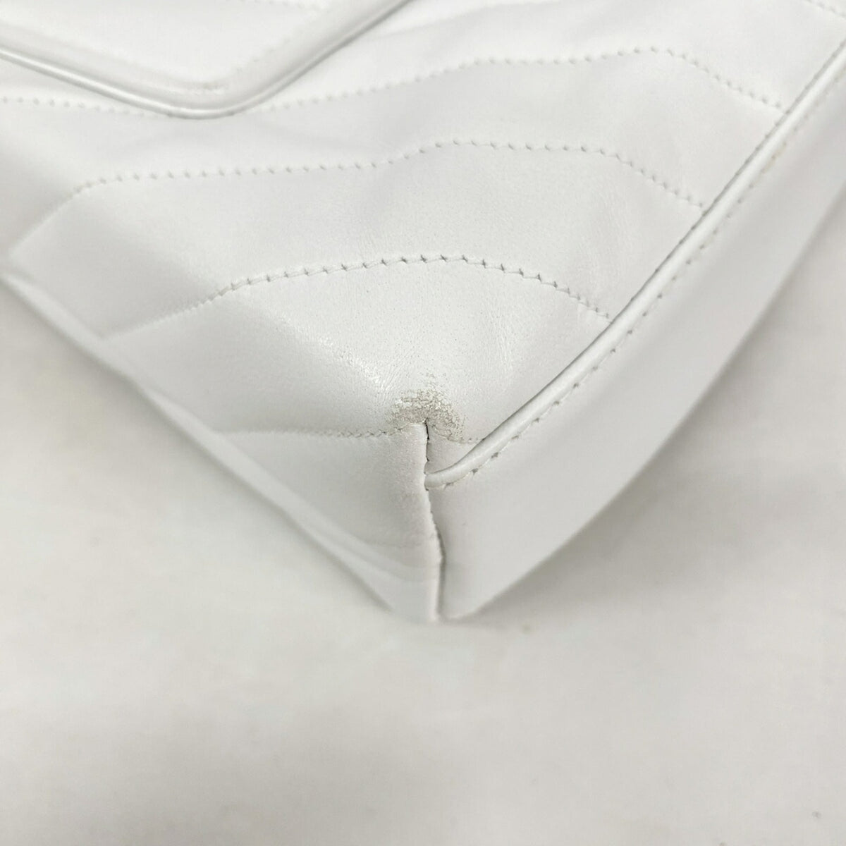 Chanel White Leather Shoulder Bag (Pre-Owned)