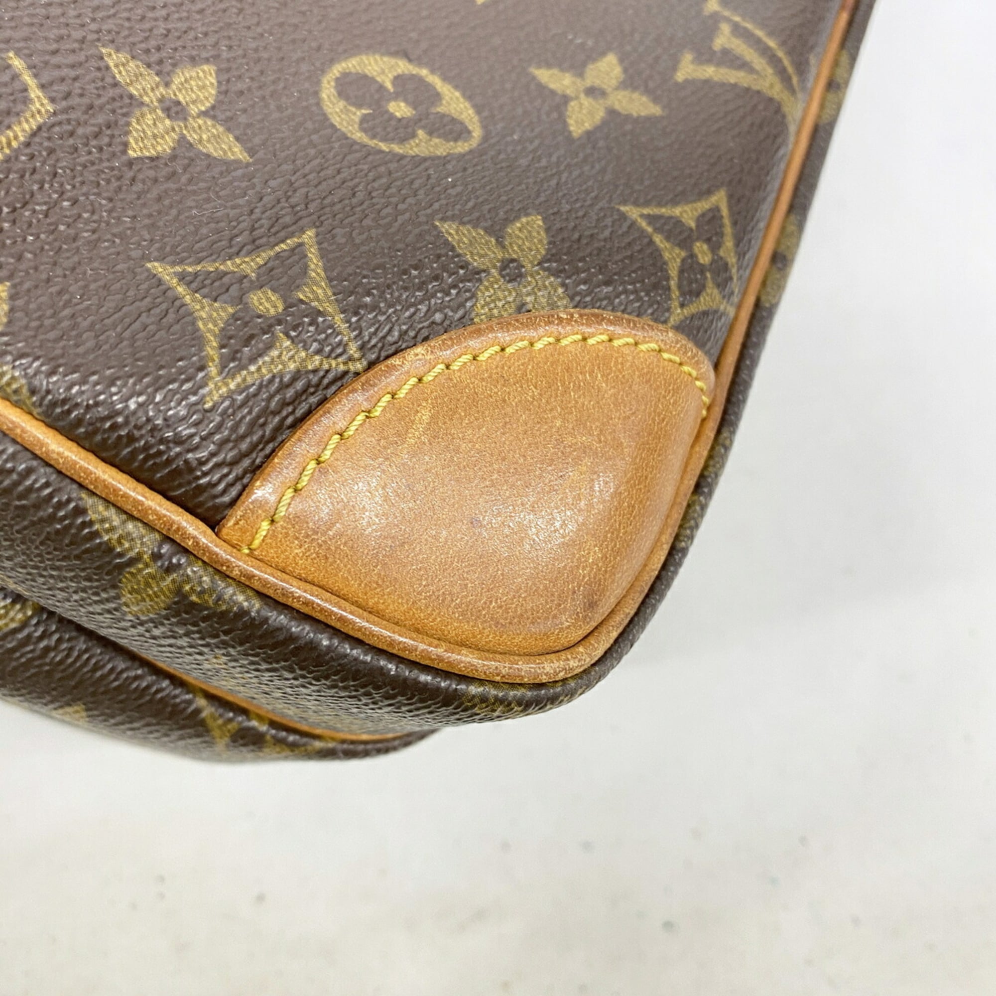 Louis Vuitton Brown Shoulder Bag (Pre-Owned)