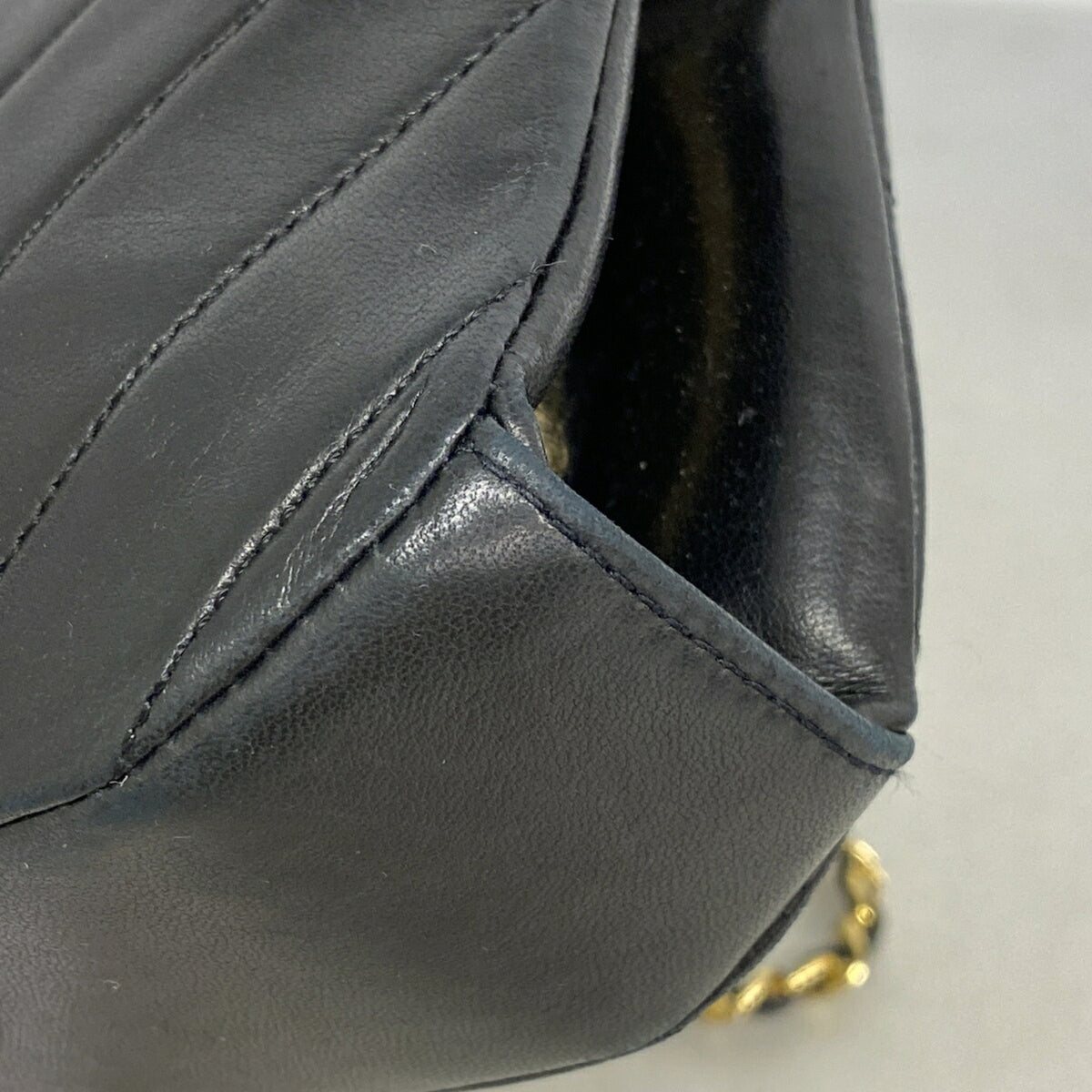 Chanel Black Leather Shoulder Bag (Pre-Owned)