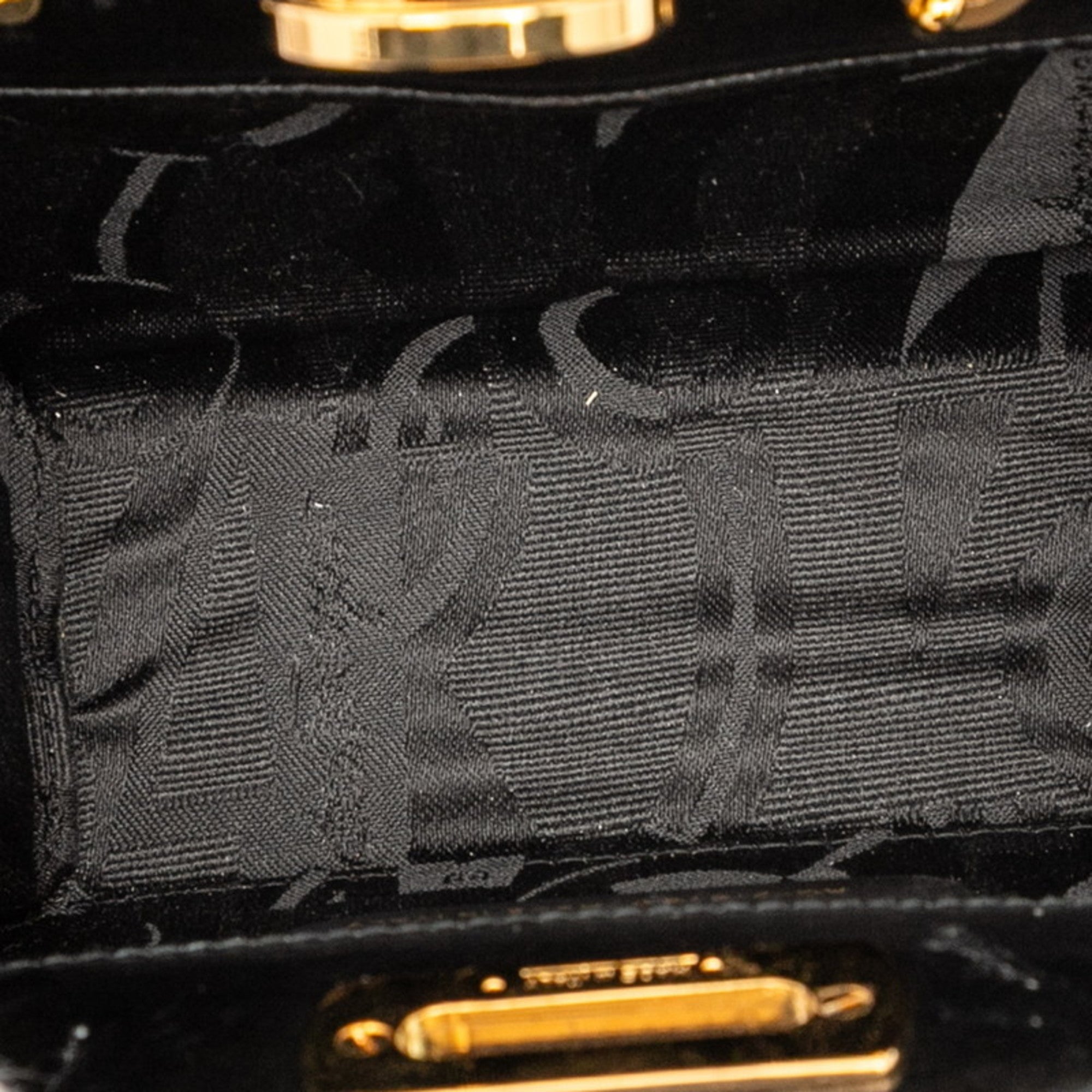 Salvatore Ferragamo Black Leather Shoulder Bag (Pre-Owned)