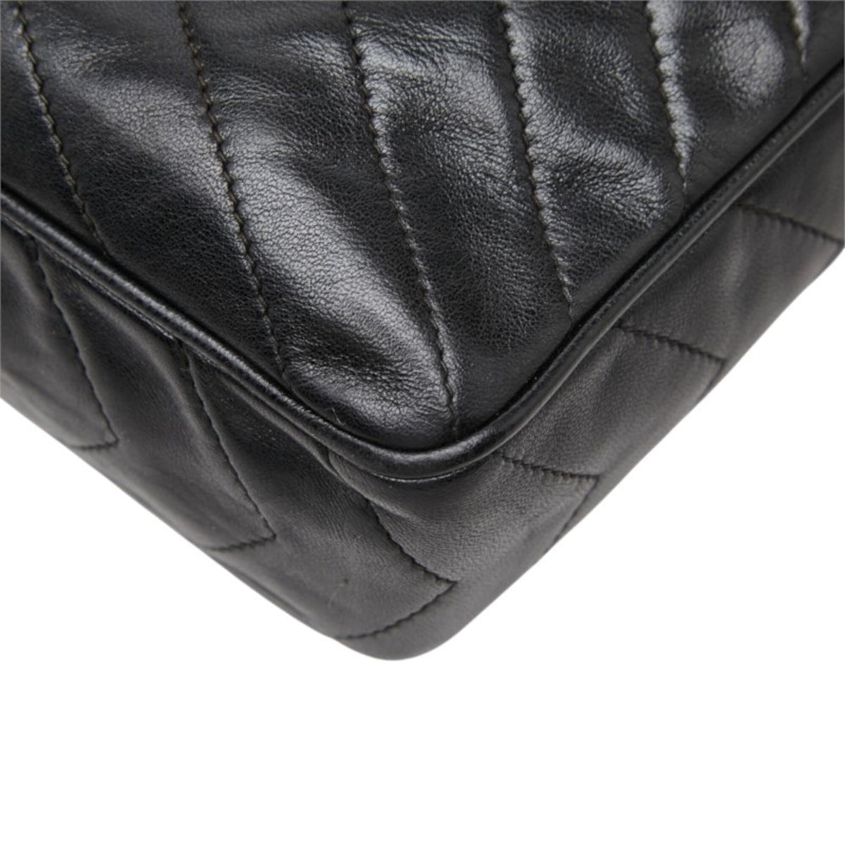 Chanel Black Leather Shoulder Bag (Pre-Owned)