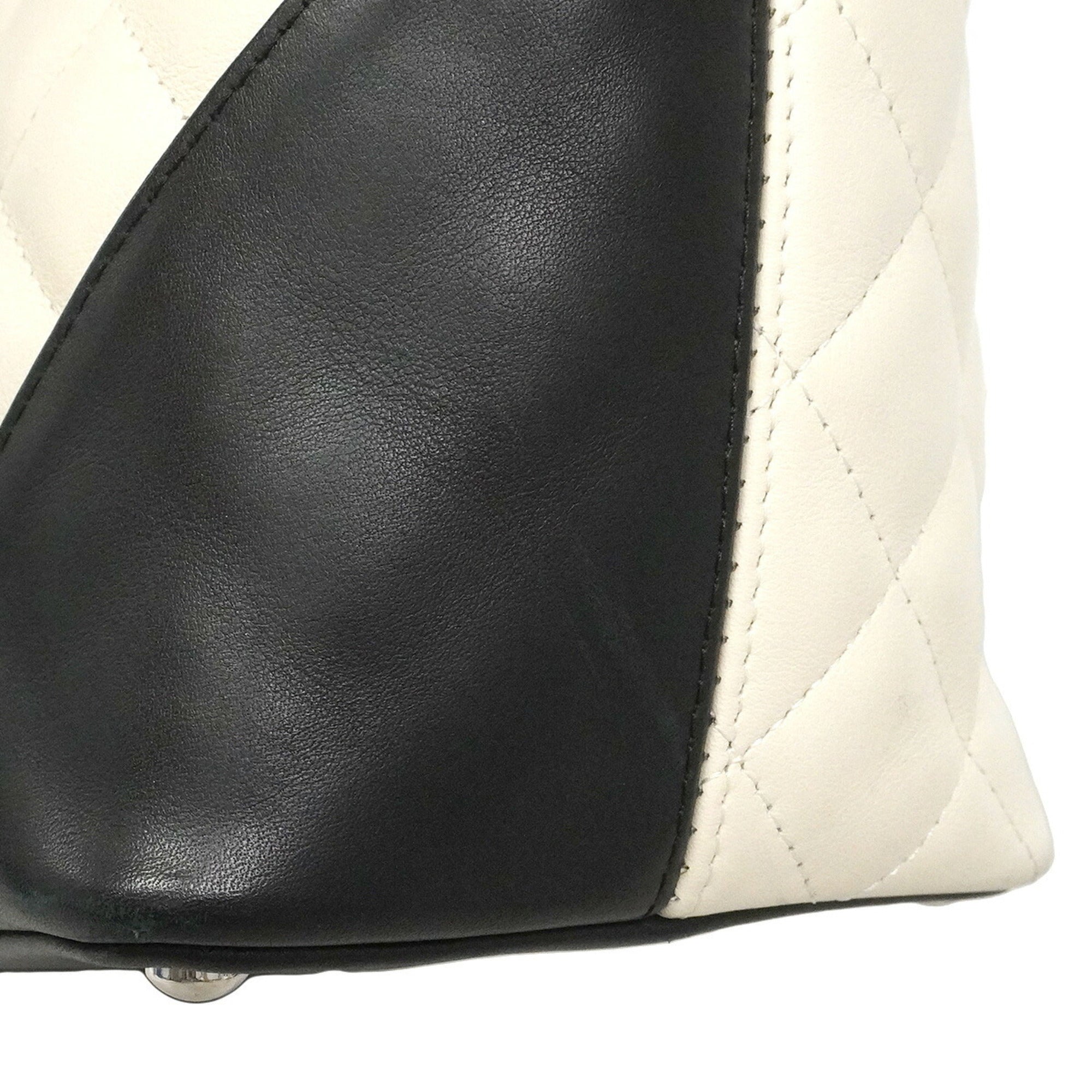 Chanel White Leather Tote Bag (Pre-Owned)