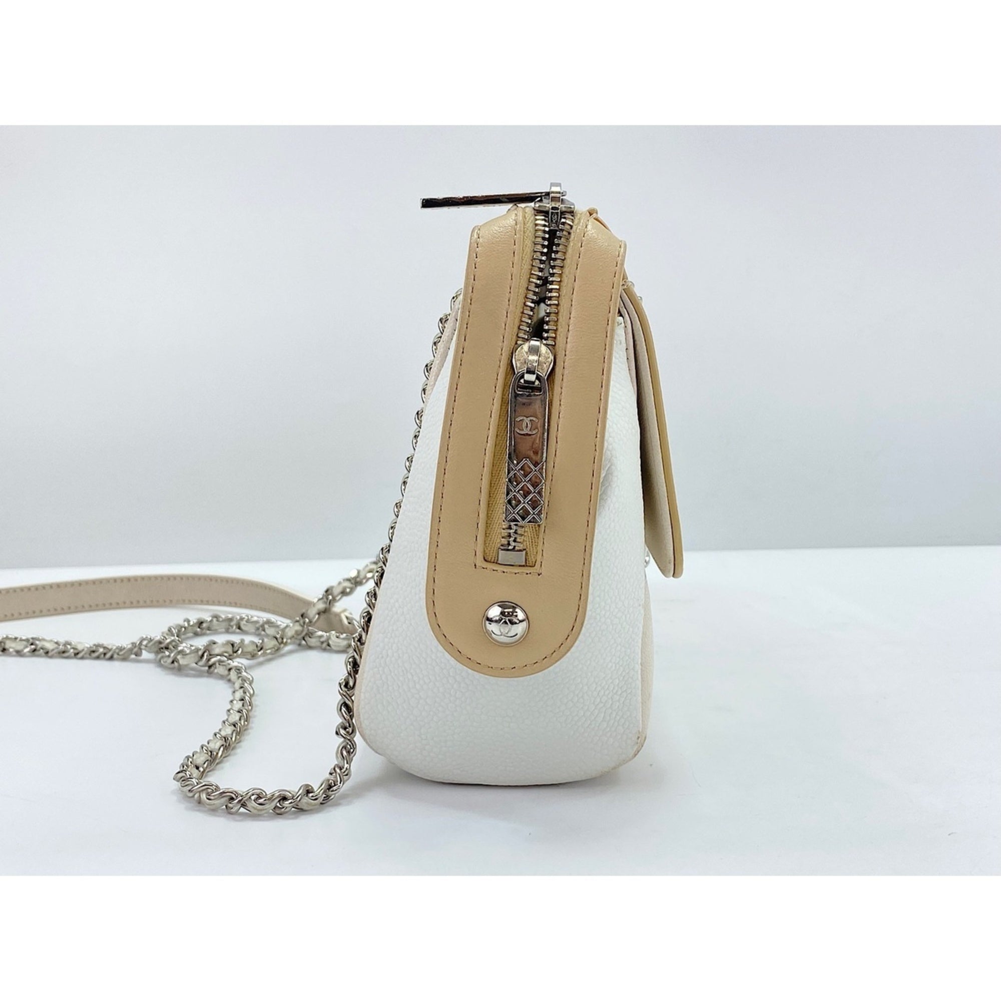 Chanel White Shoulder Bag (Pre-Owned)
