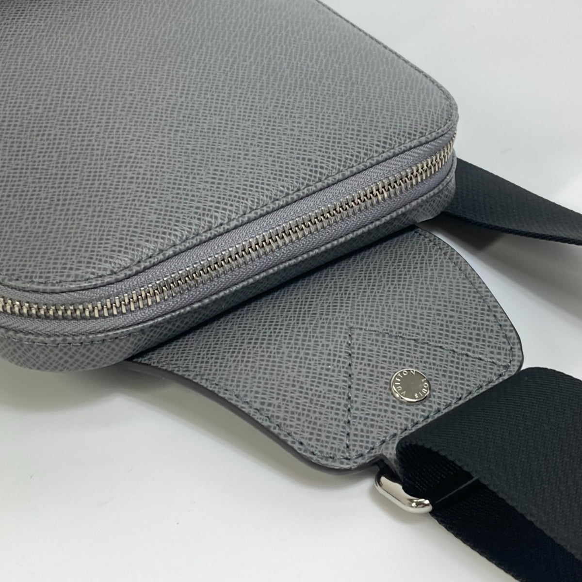 Louis Vuitton Taiga Gray Gris Taiga Leather Shoulder Bag (Pre-Owned)