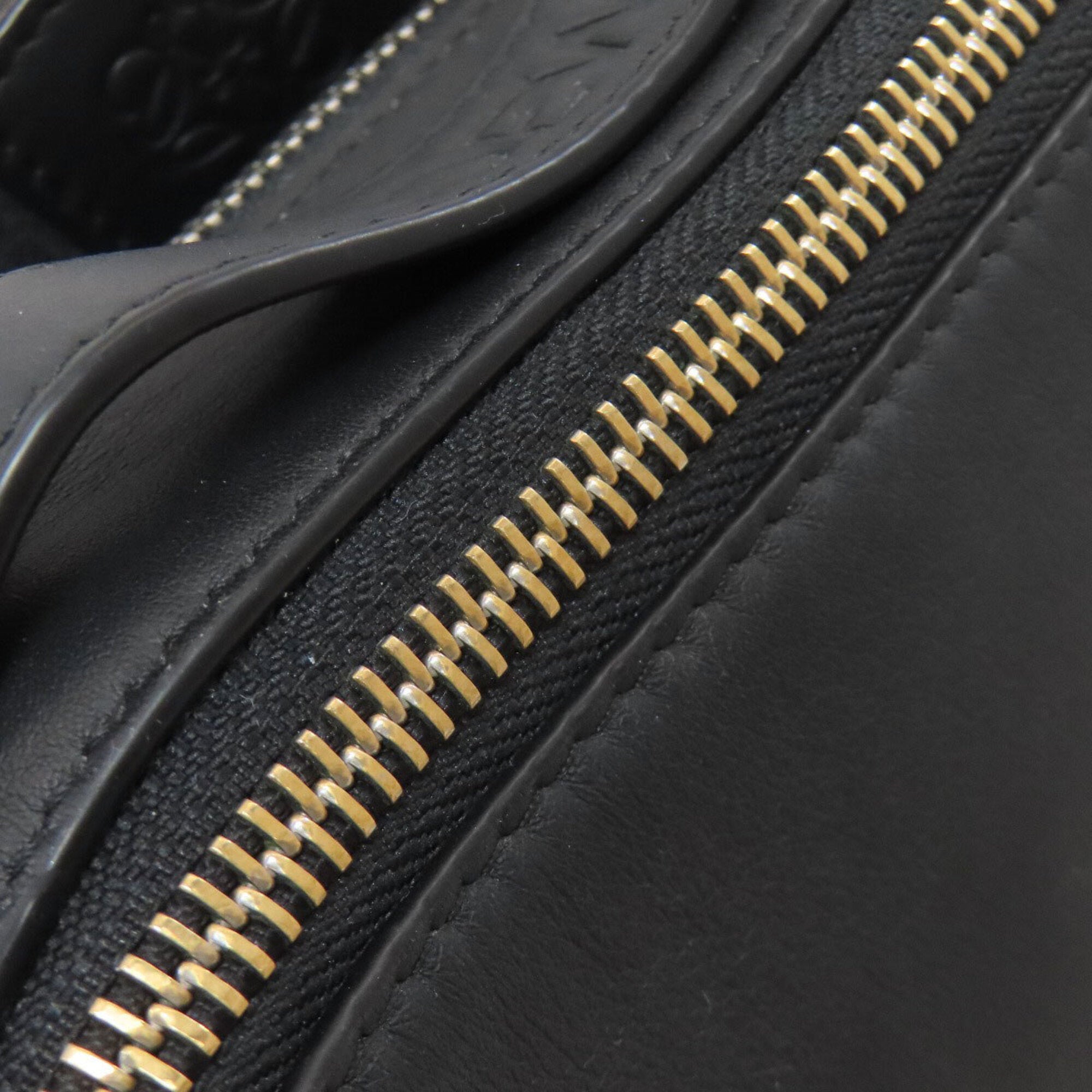 Loewe Black Leather Shoulder Bag (Pre-Owned)