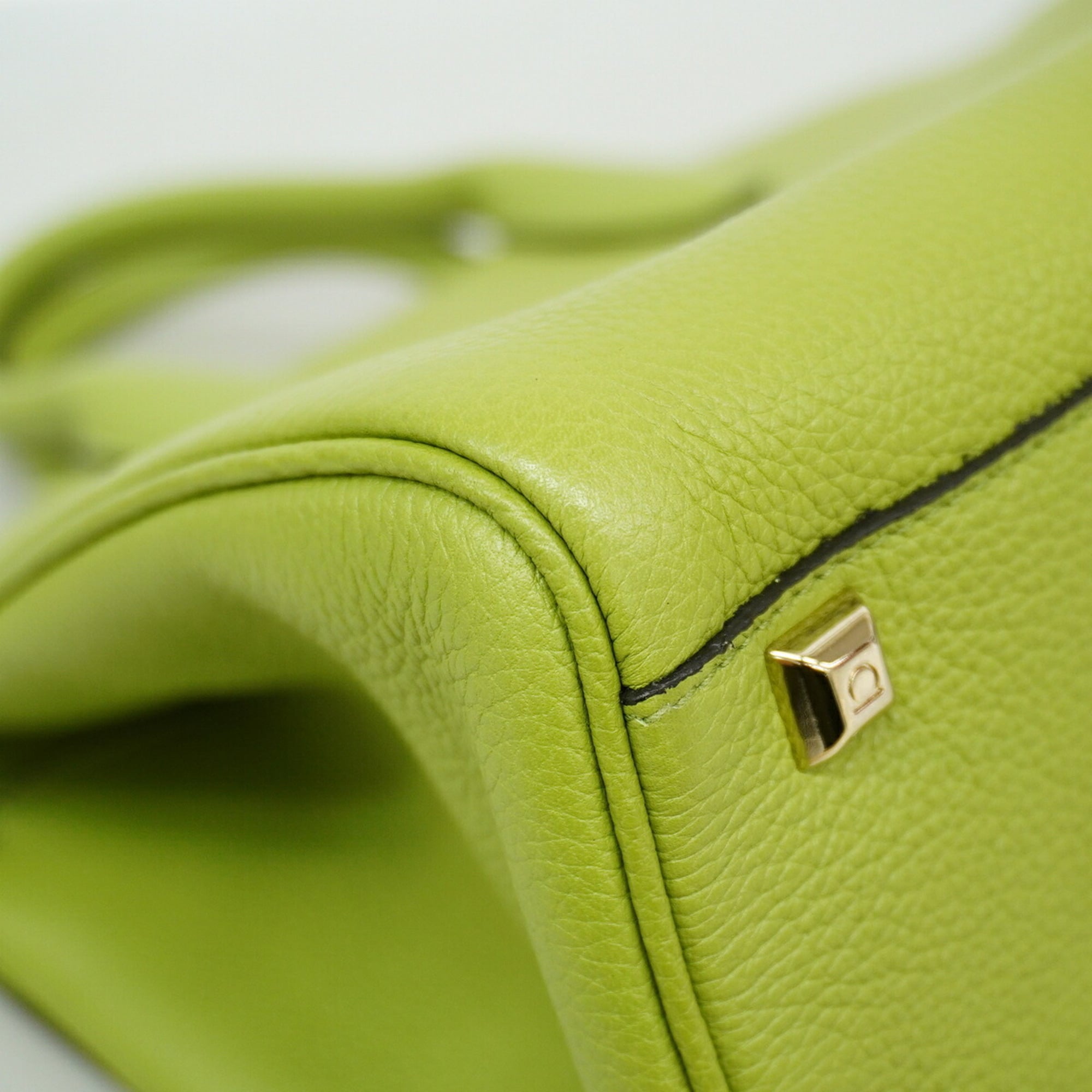 Salvatore Ferragamo Green Leather Handbag (Pre-Owned)