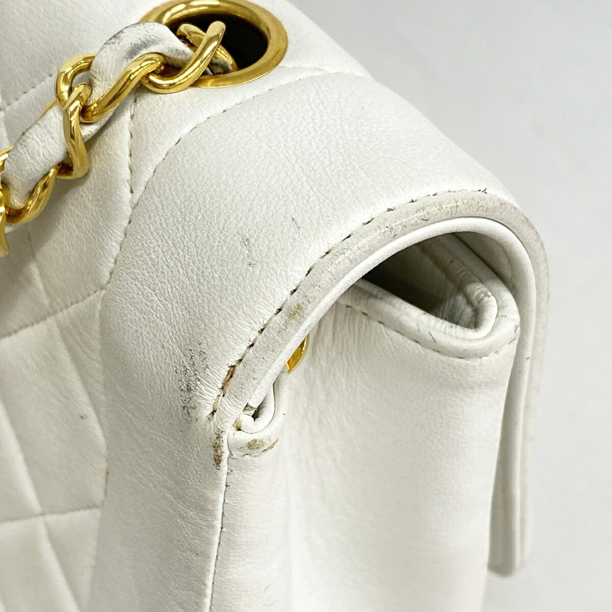 Chanel White Leather Shoulder Bag (Pre-Owned)