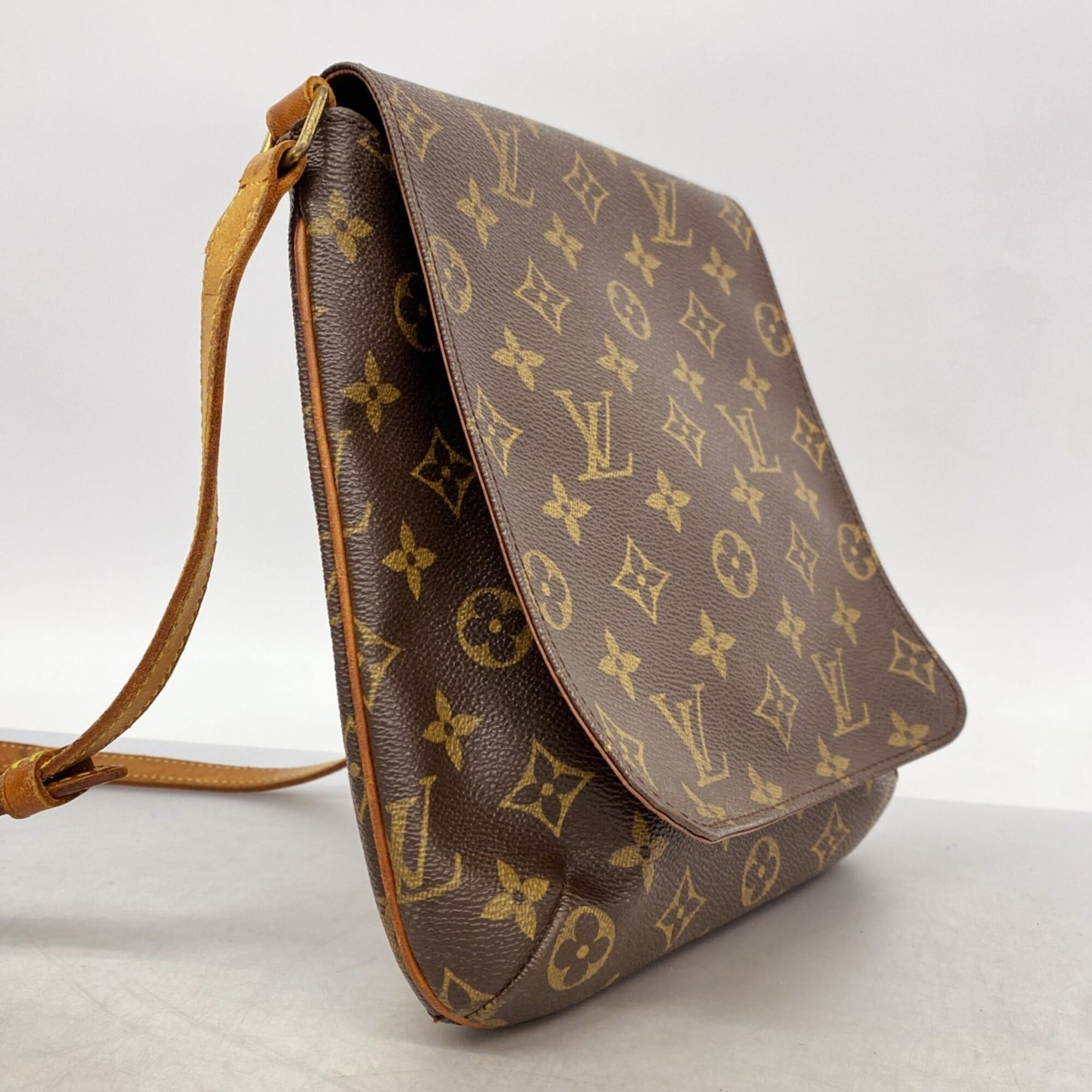 Louis Vuitton Brown Shoulder Bag (Pre-Owned)