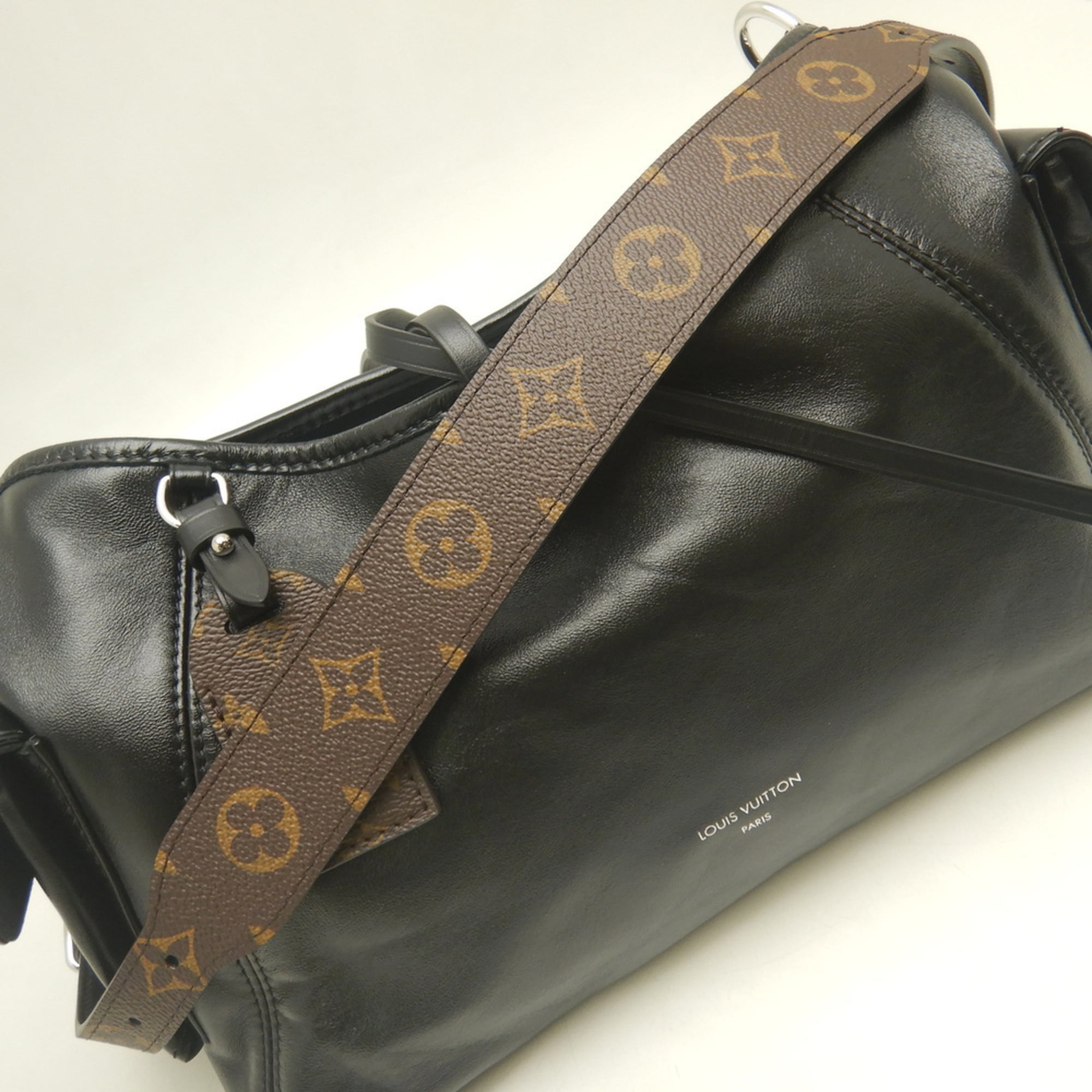 Louis Vuitton Noir Leather Shoulder Bag (Pre-Owned)