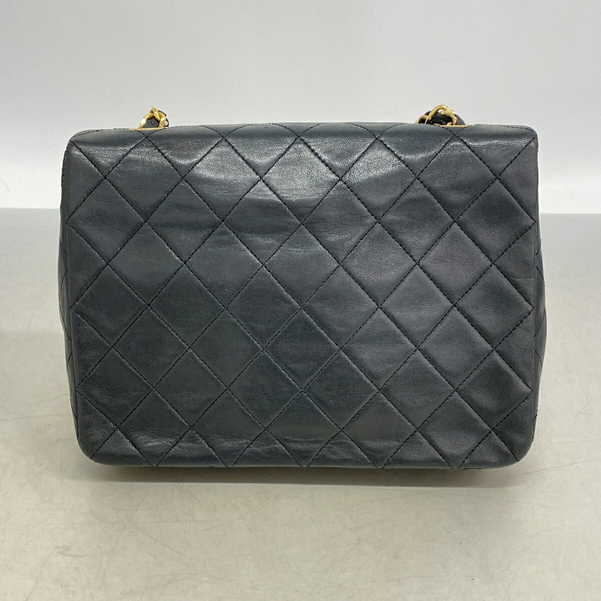 Chanel Black Leather Shoulder Bag (Pre-Owned)