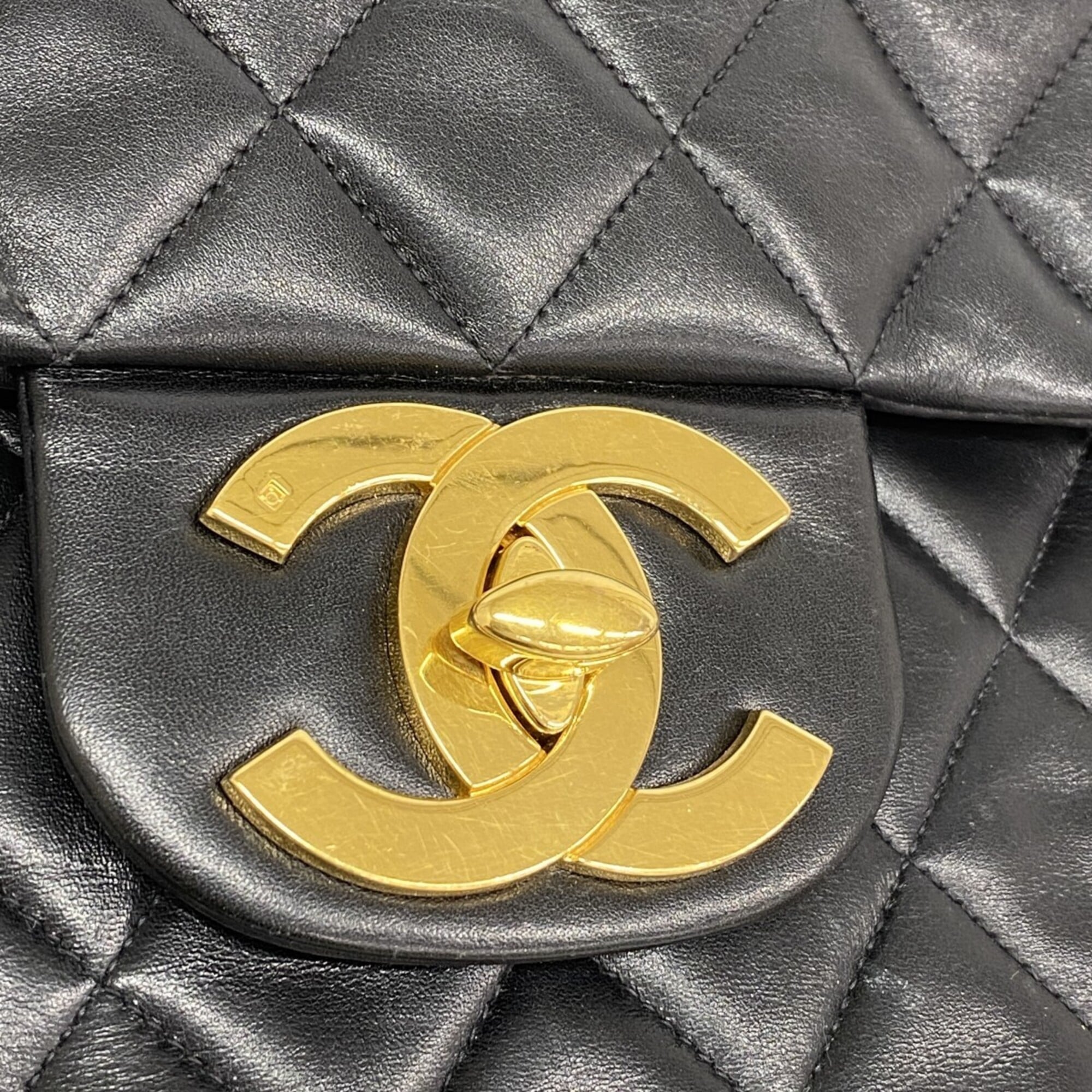 Chanel Black Leather Shoulder Bag (Pre-Owned)