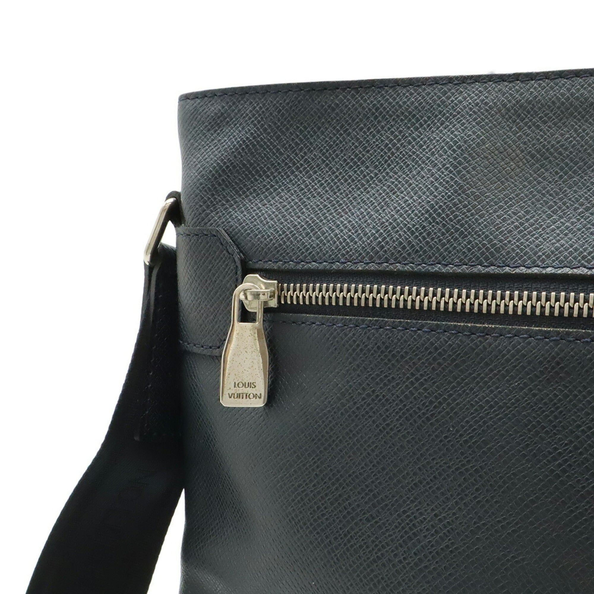 Louis Vuitton Taiga Boreal Taiga Leather Shoulder Bag (Pre-Owned)