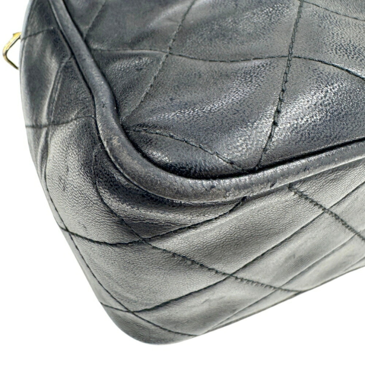 Chanel Black Leather Shoulder Bag (Pre-Owned)