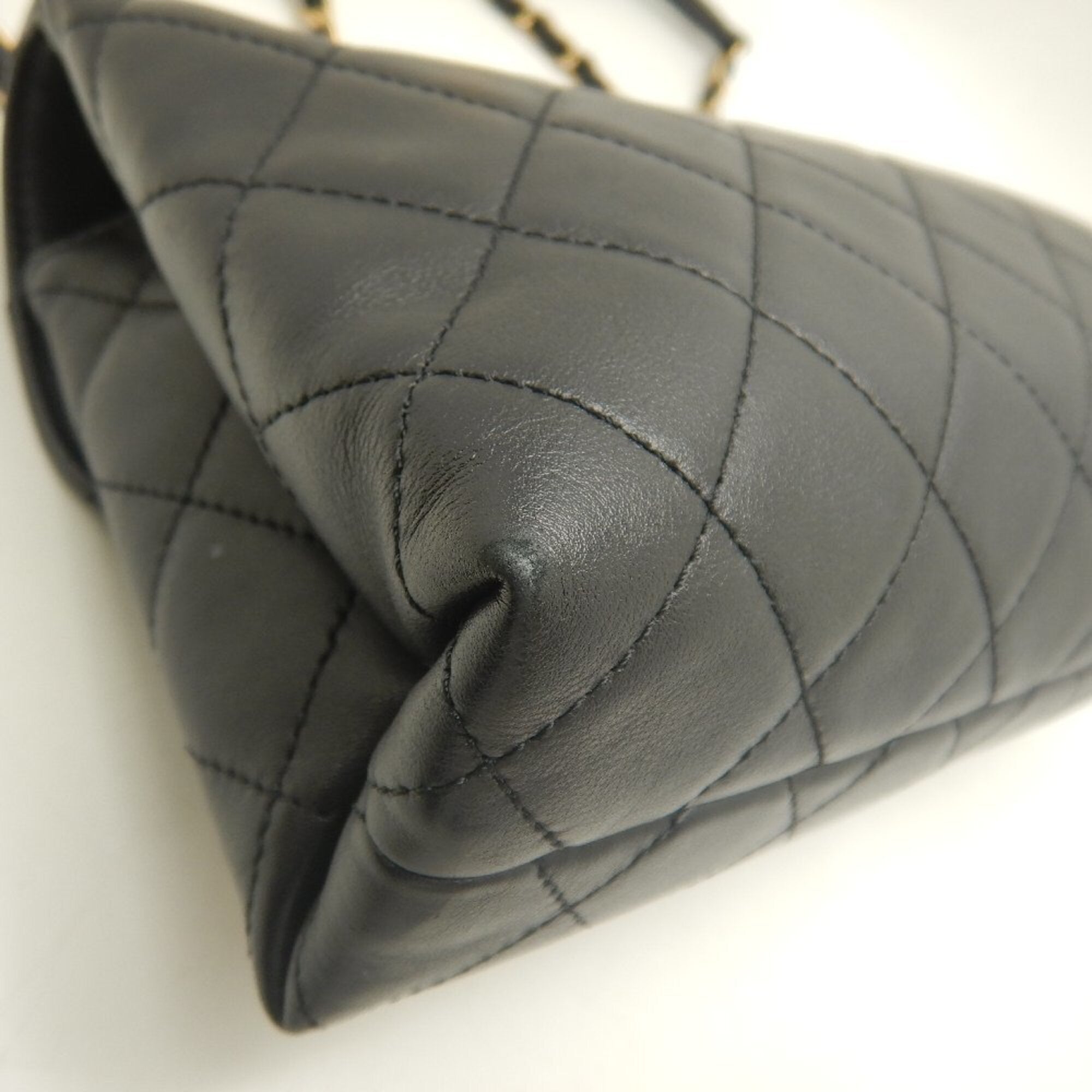 Chanel Black Leather Shoulder Bag (Pre-Owned)