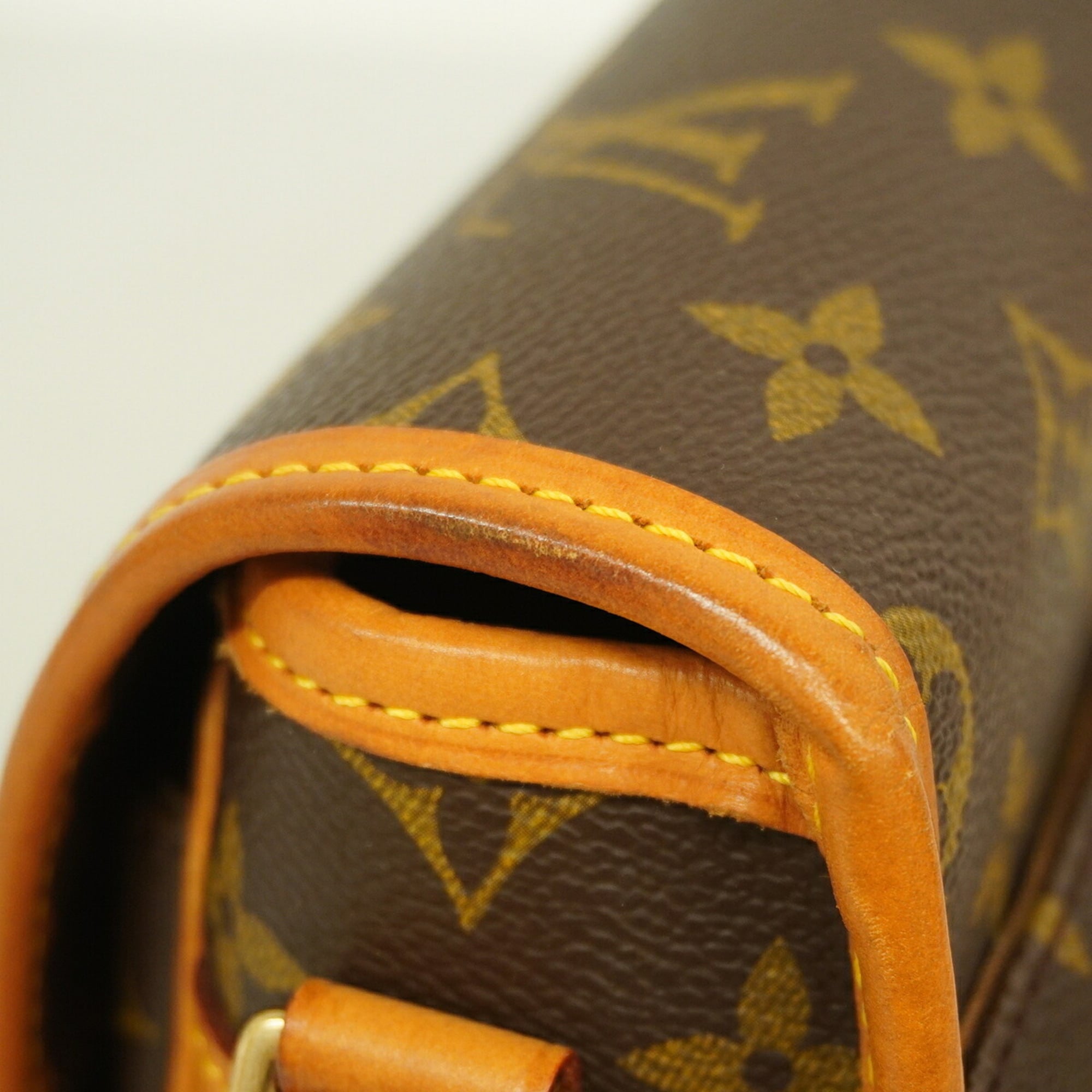 Louis Vuitton Brown Shoulder Bag (Pre-Owned)