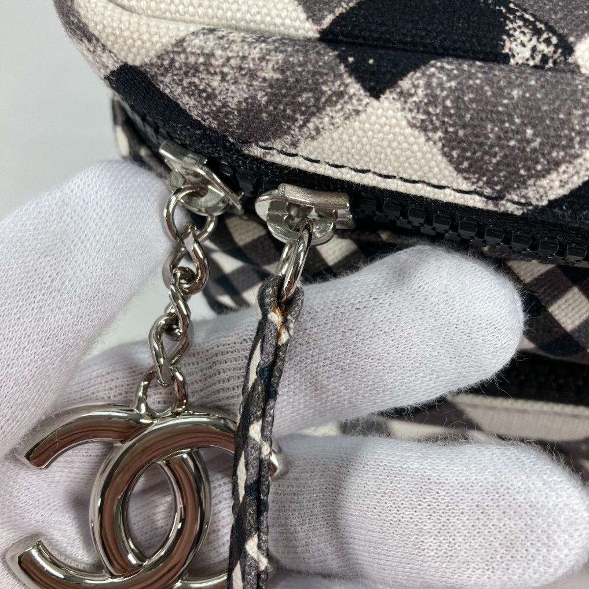 Chanel White Cloth Shoulder Bag (Pre-Owned)
