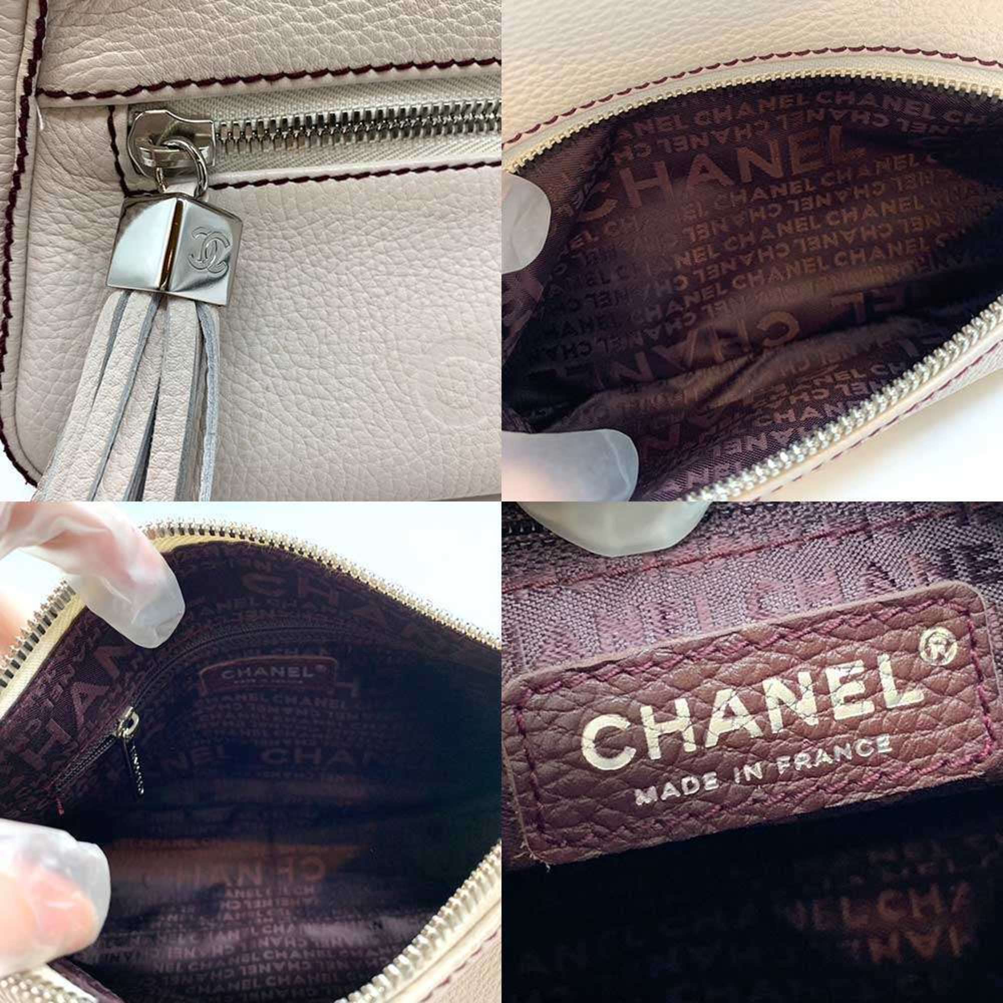 Chanel White Leather Shoulder Bag (Pre-Owned)