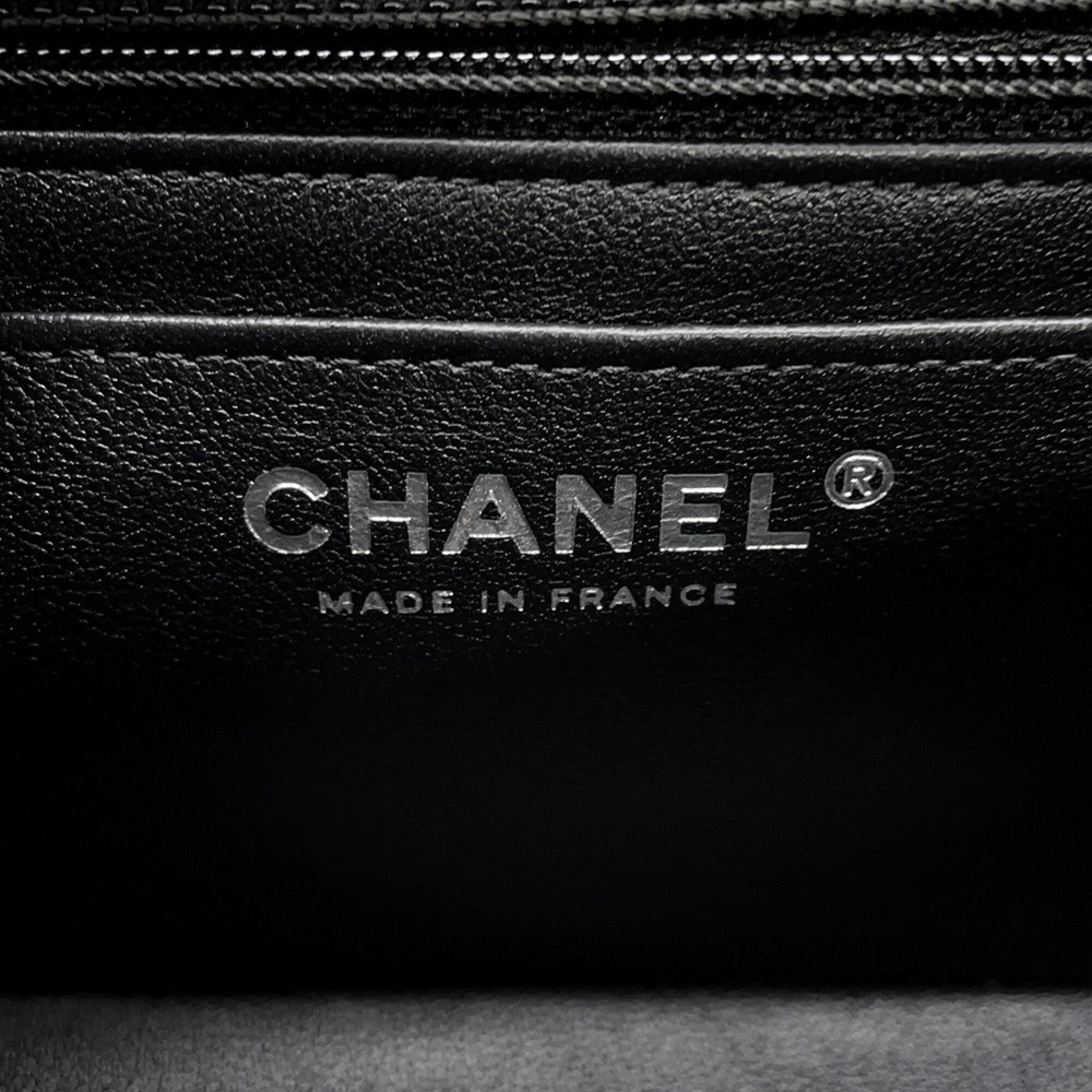Chanel Black Leather Shoulder Bag (Pre-Owned)