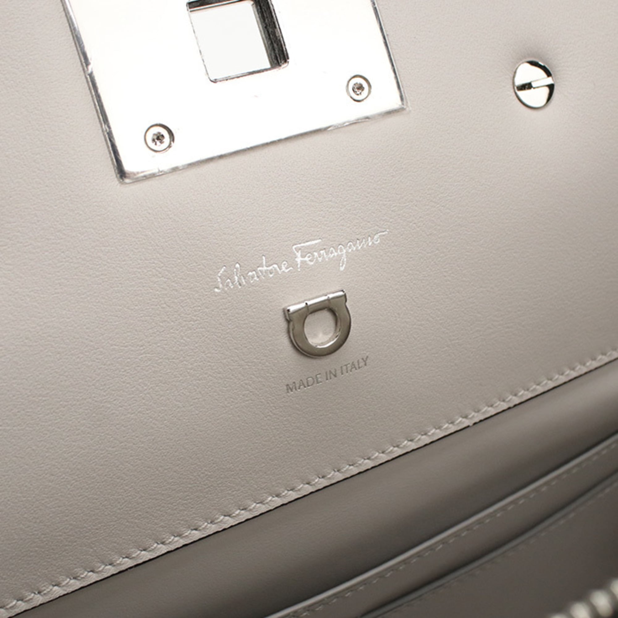 Salvatore Ferragamo Gray Leather Handbag (Pre-Owned)
