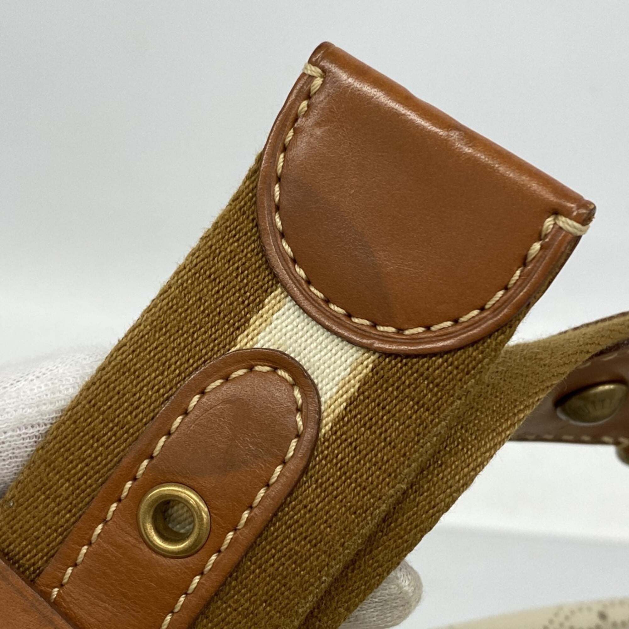Louis Vuitton Blanc Shoulder Bag (Pre-Owned)