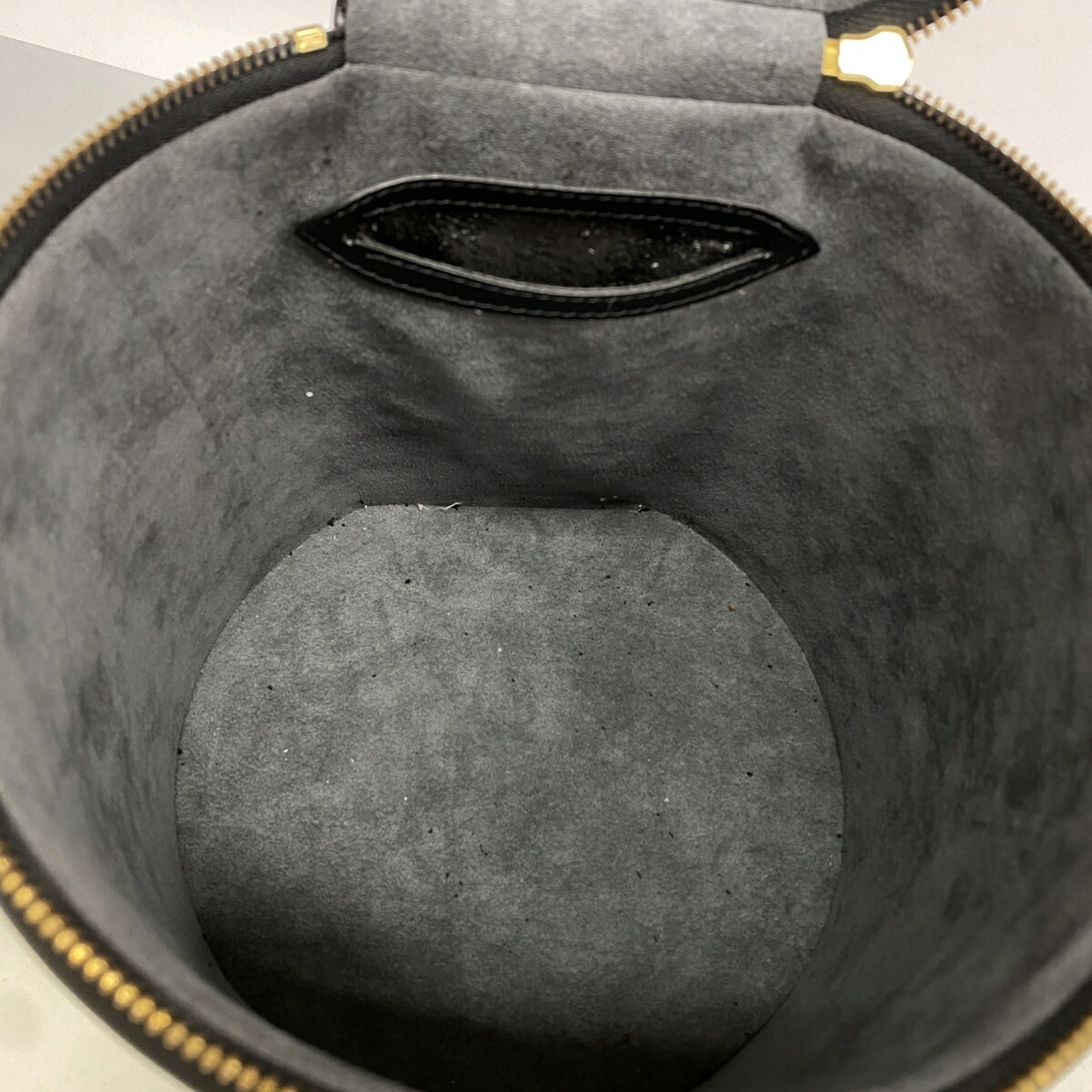 Louis Vuitton Noir Handbag (Pre-Owned)