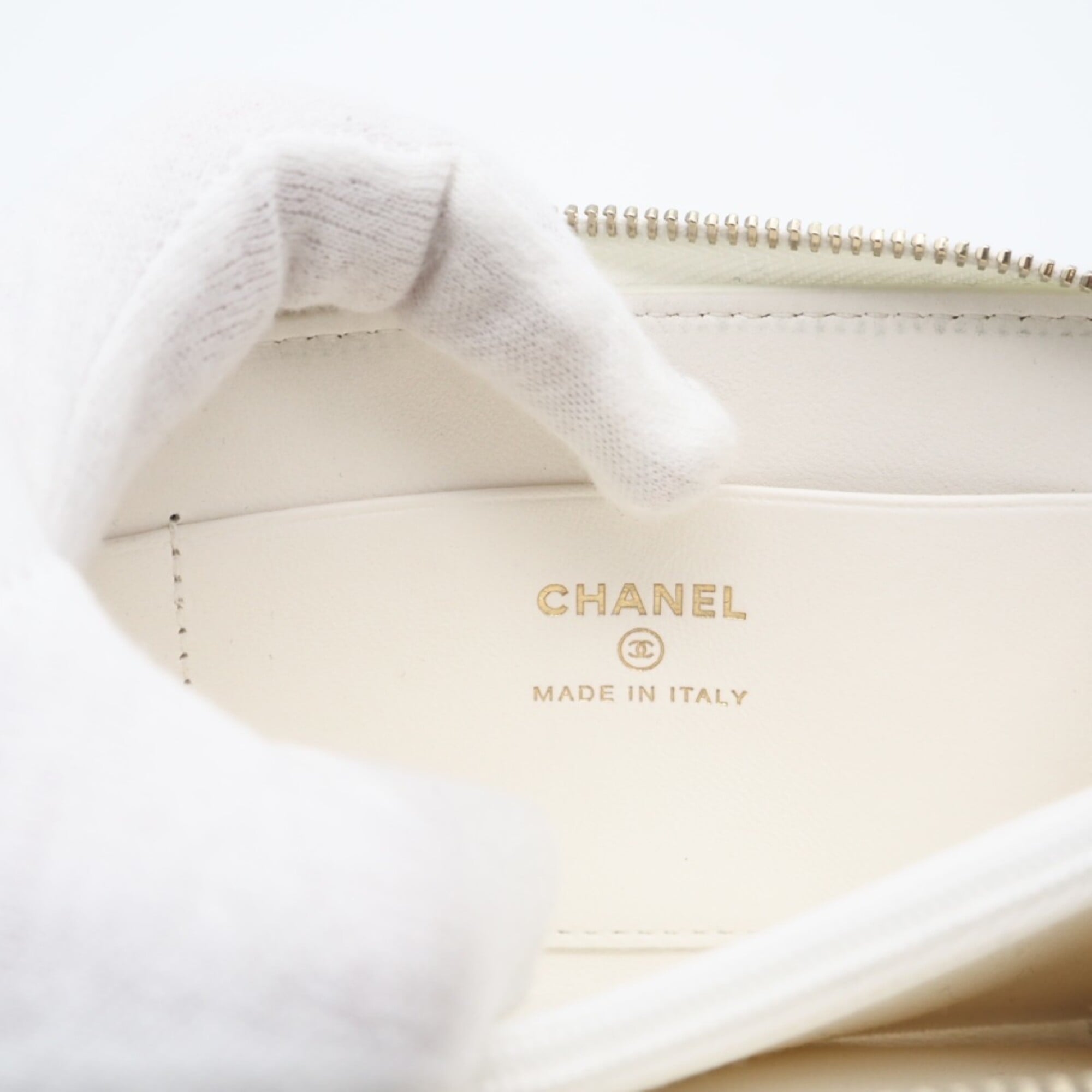 Chanel Matelasse White Leather Coin Purse/Coin Case (Pre-Owned)