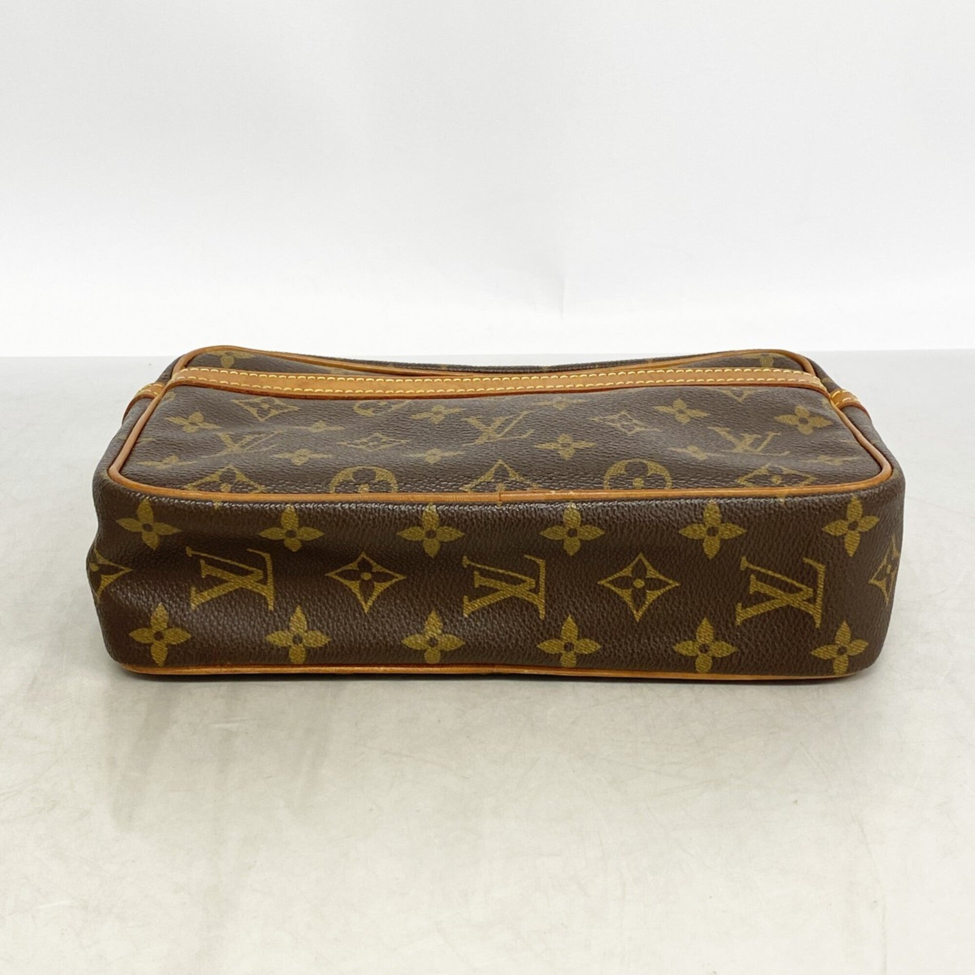Louis Vuitton Brown Clutch Bag (Pre-Owned)