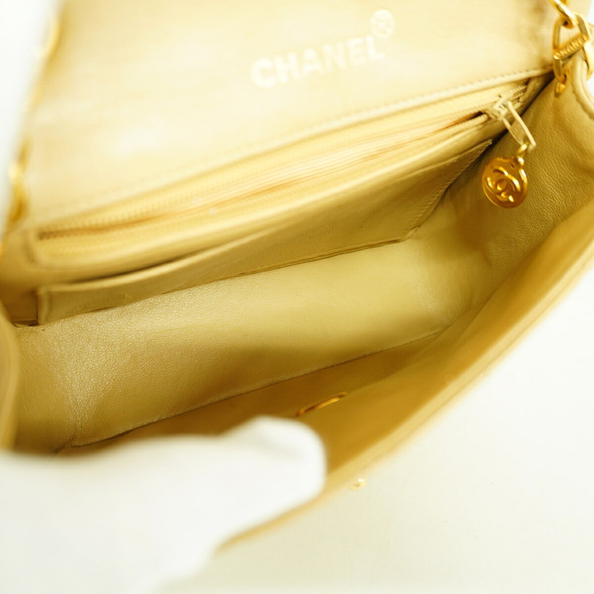 Chanel Beige Leather Shoulder Bag (Pre-Owned)
