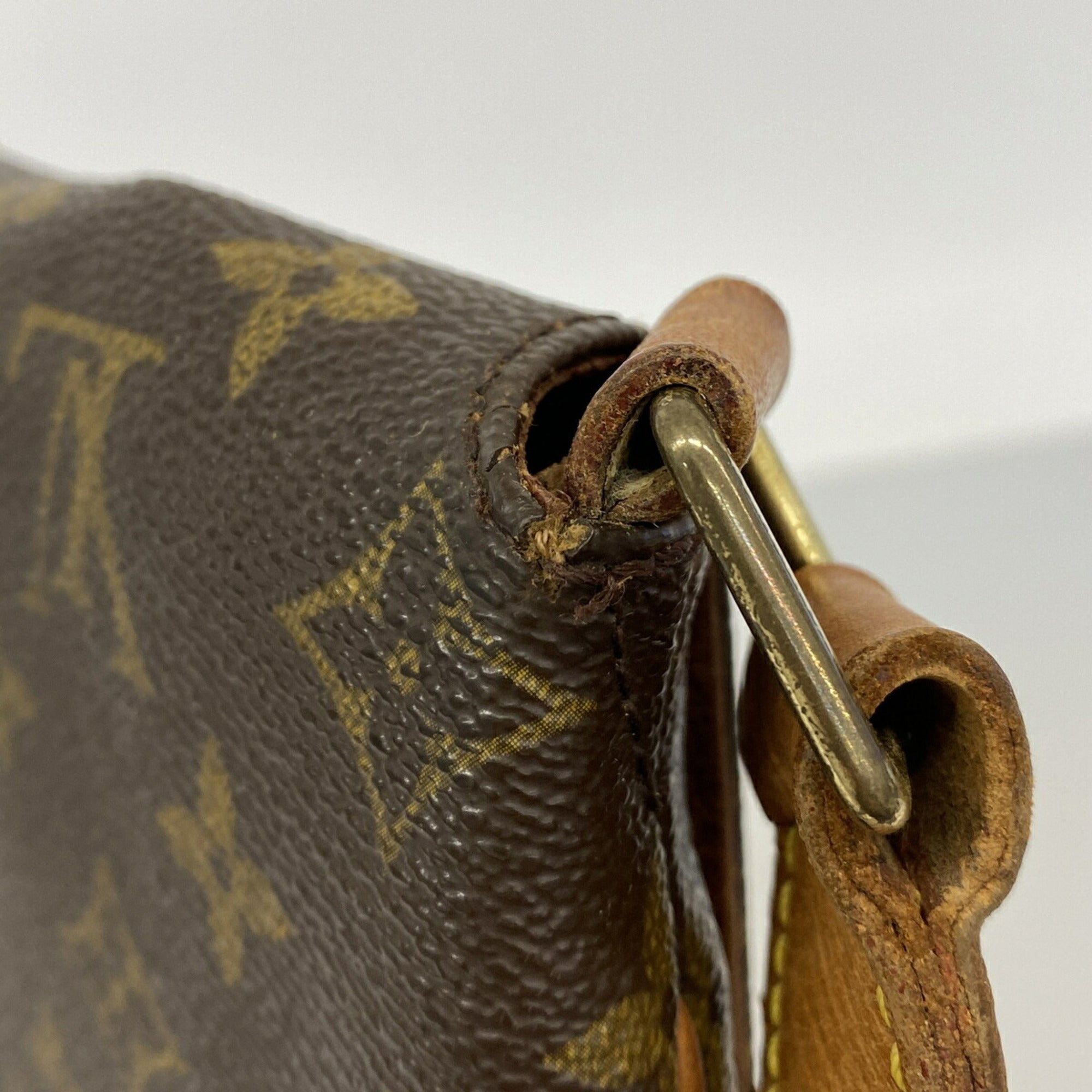 Louis Vuitton Brown Shoulder Bag (Pre-Owned)