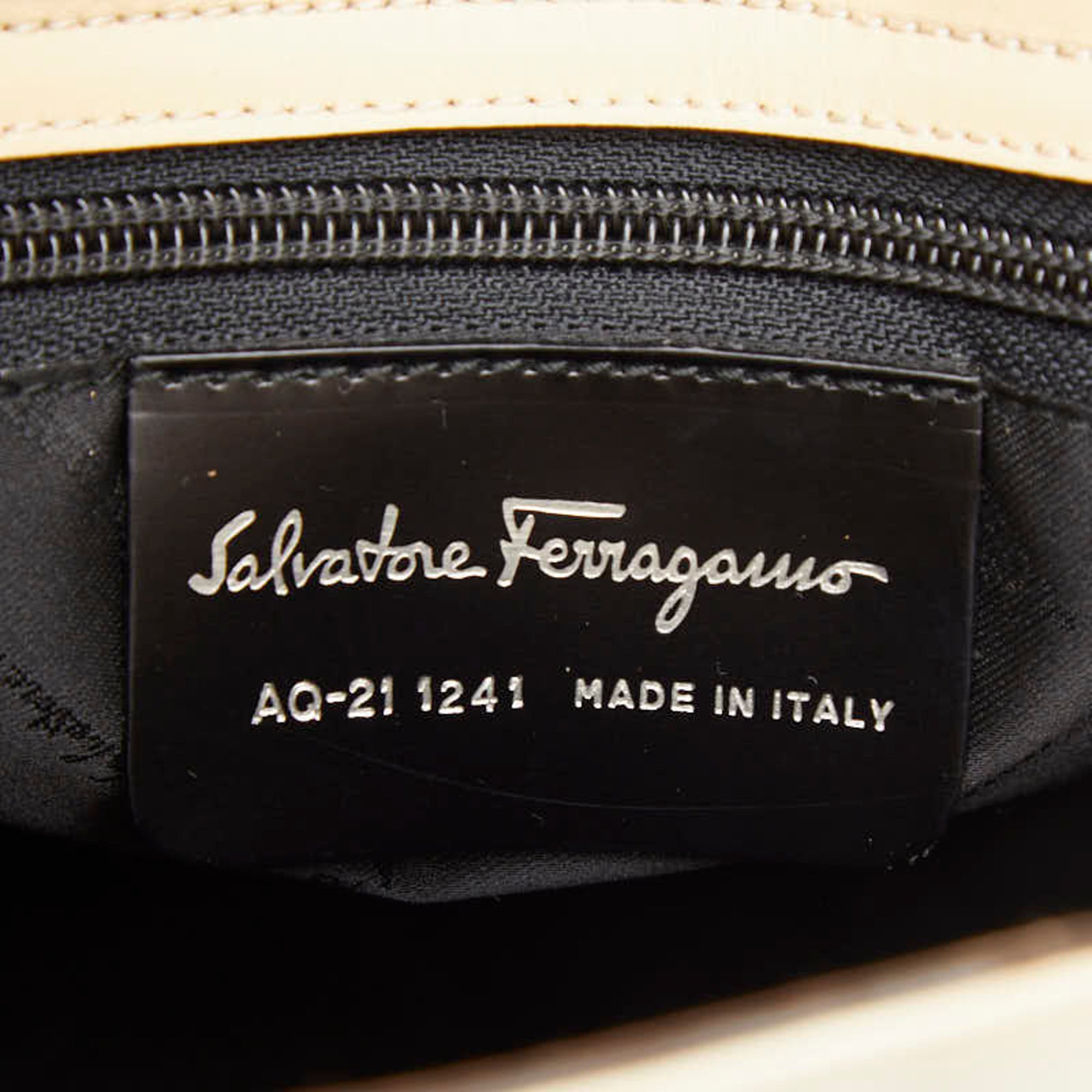 Salvatore Ferragamo Beige Ivory Leather Handbag (Pre-Owned)
