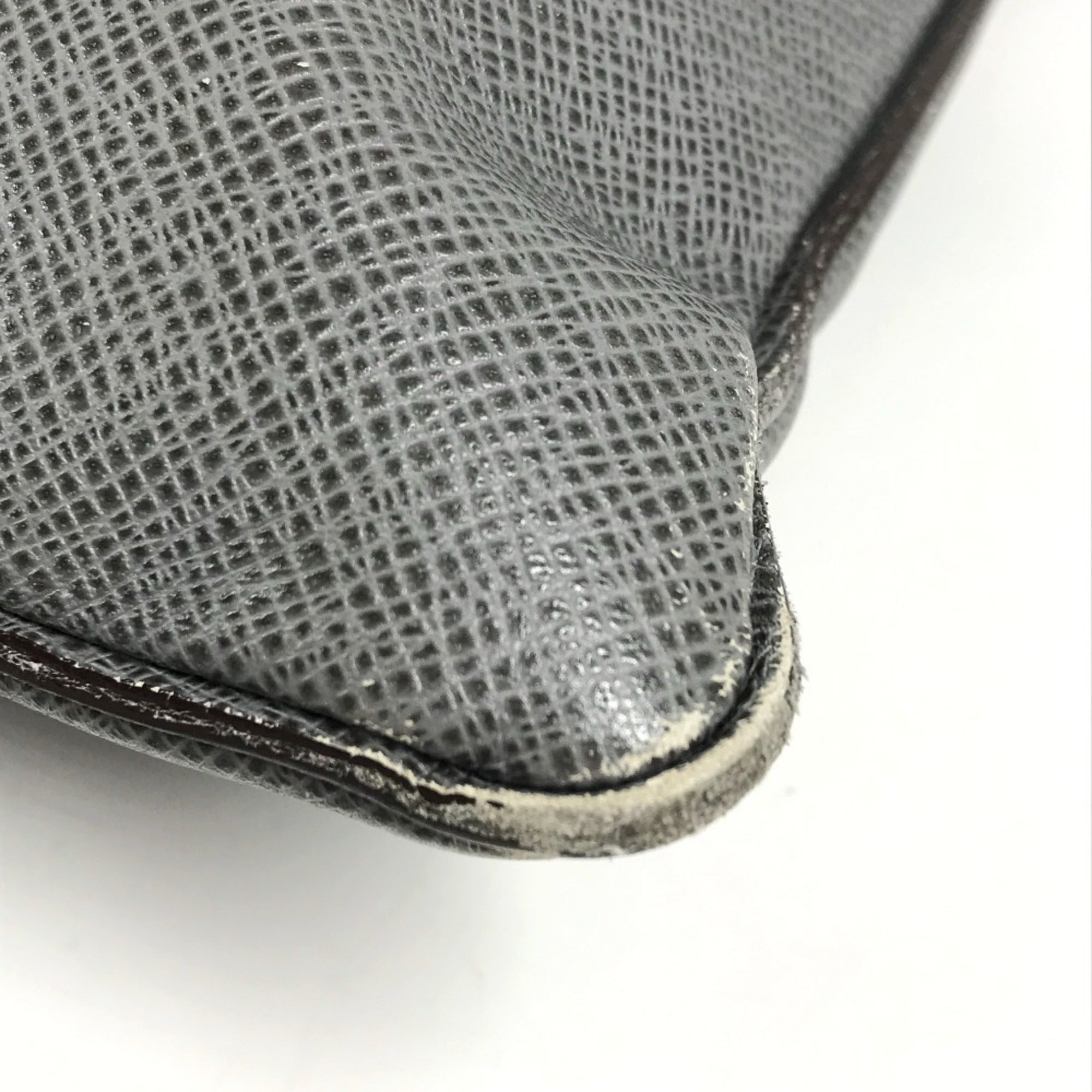 Louis Vuitton Glacier Gray Taiga Leather Leather Pochette Shoulder Bag (Pre-Owned)