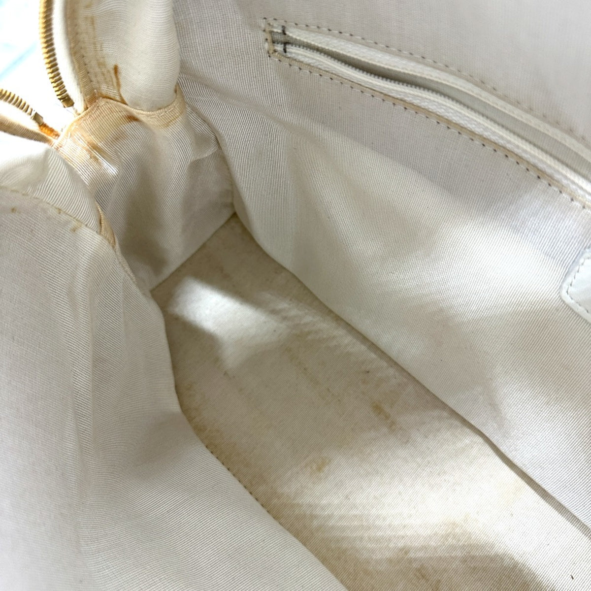Chanel White Leather Handbag (Pre-Owned)
