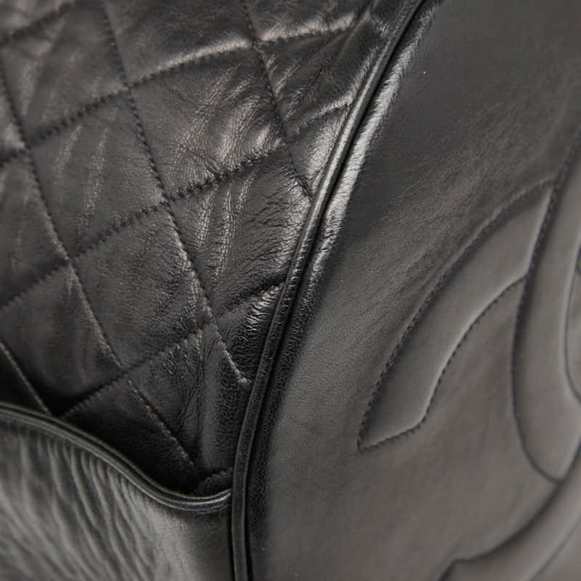 Chanel Matelasse Black Leather Shoulder Bag (Pre-Owned)