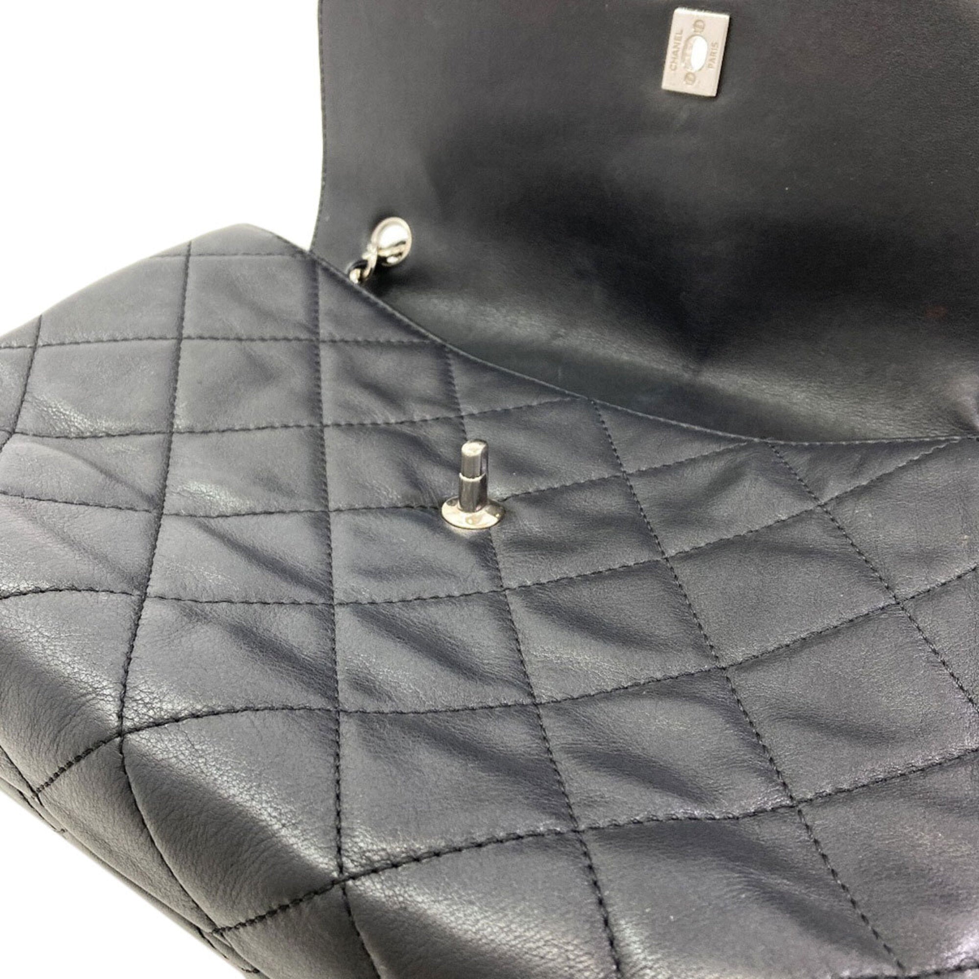 Chanel Black Leather Shoulder Bag (Pre-Owned)