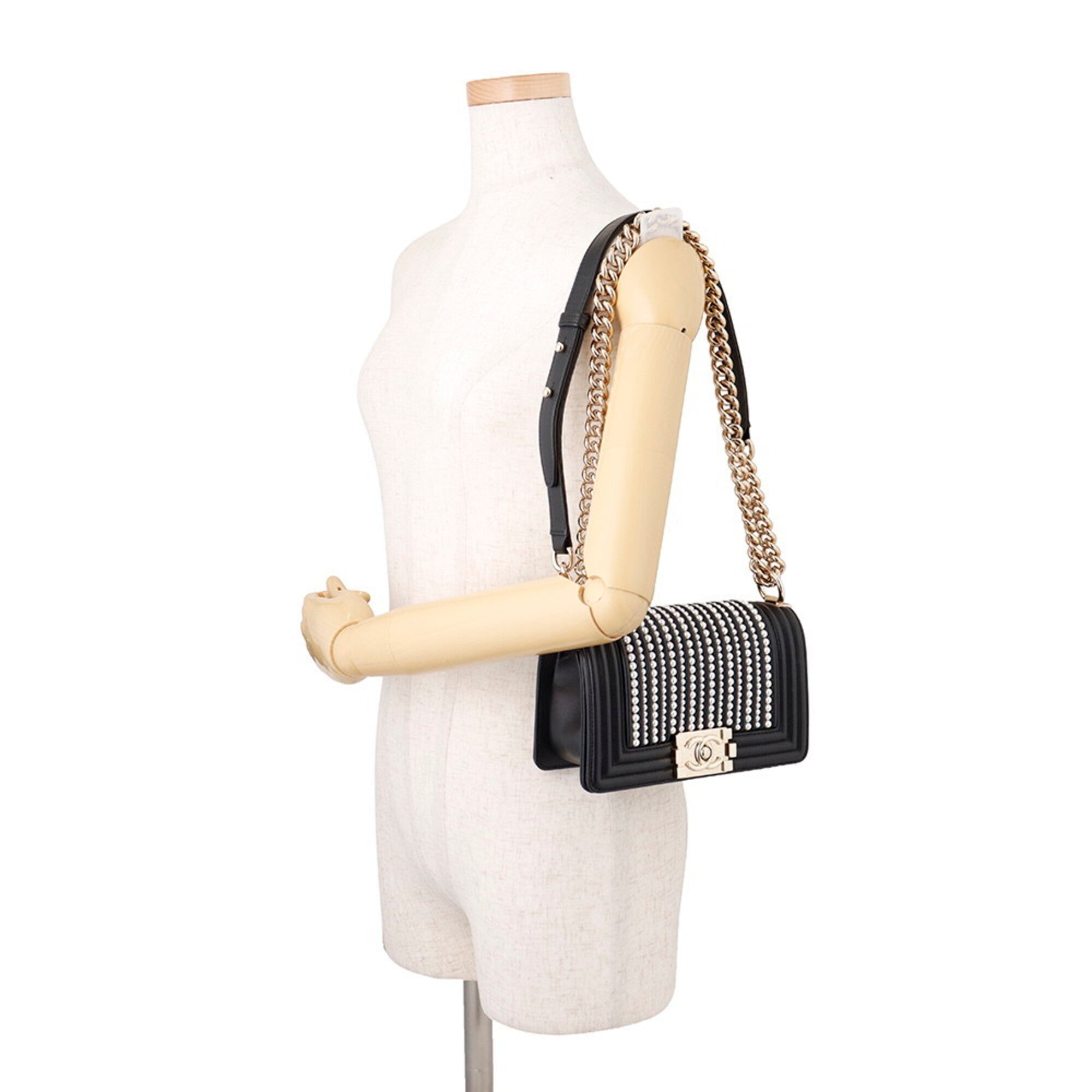 Chanel Matelasse Black Leather Shoulder Bag (Pre-Owned)