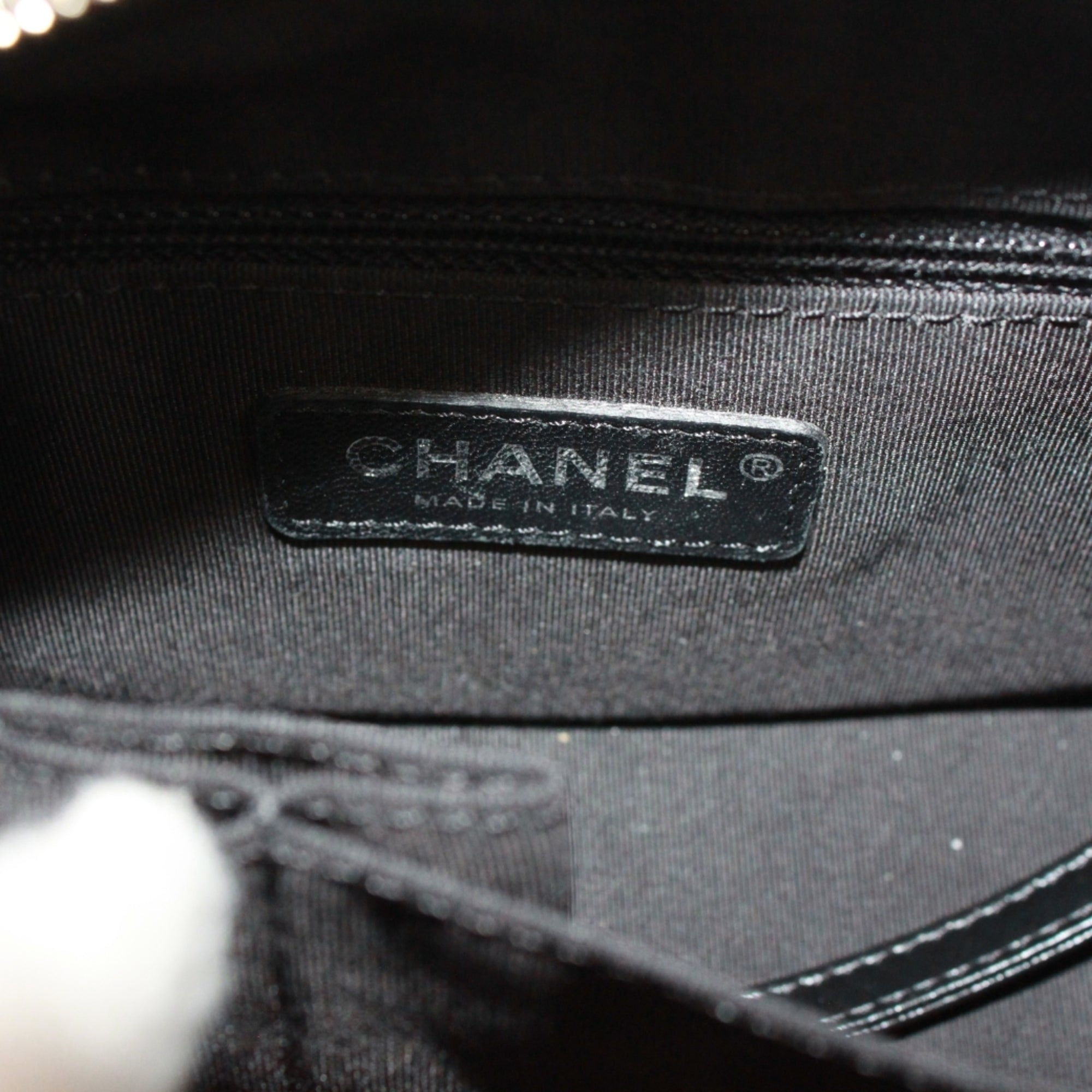 Chanel Black Leather Shoulder Bag (Pre-Owned)