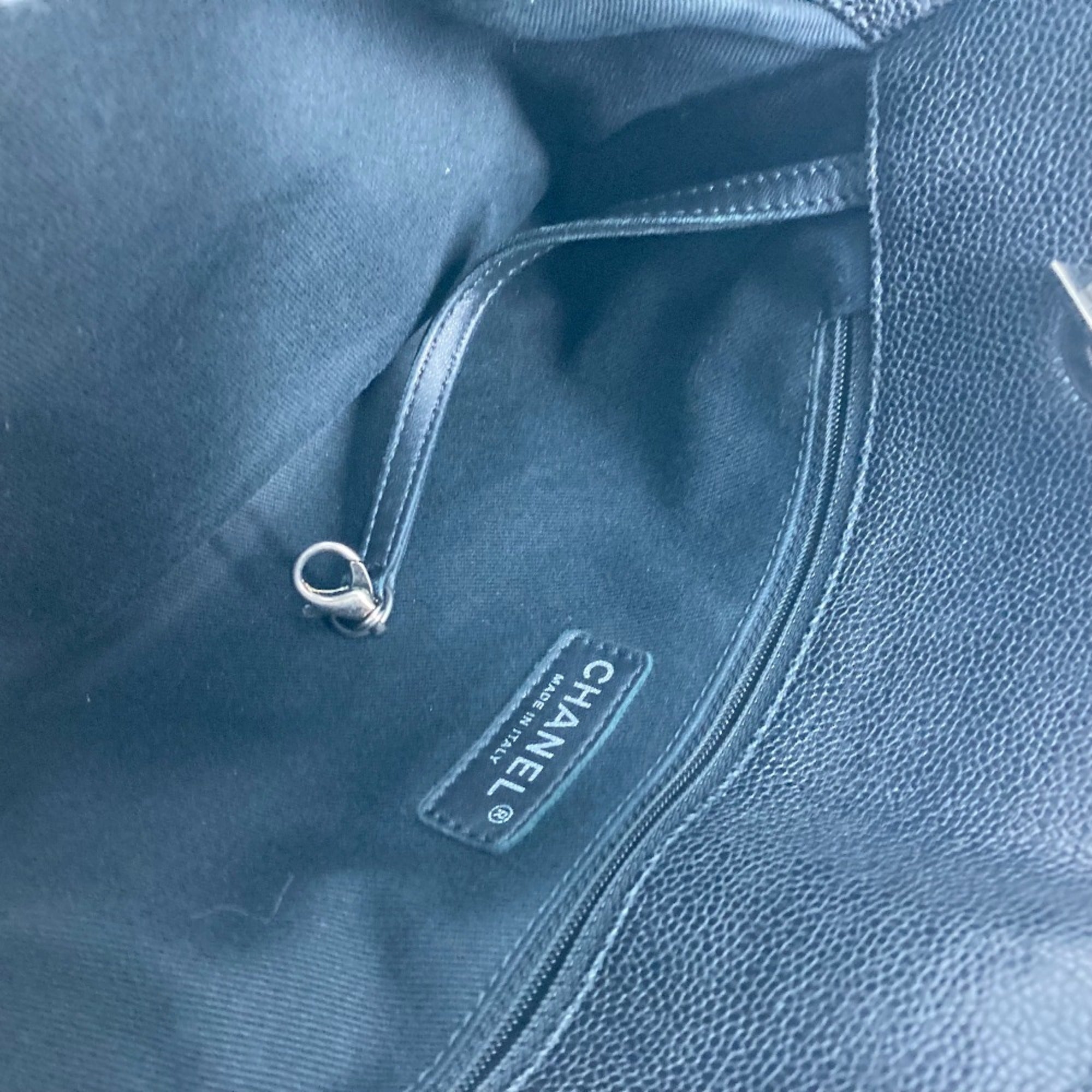 Chanel Black Leather Shoulder Bag (Pre-Owned)