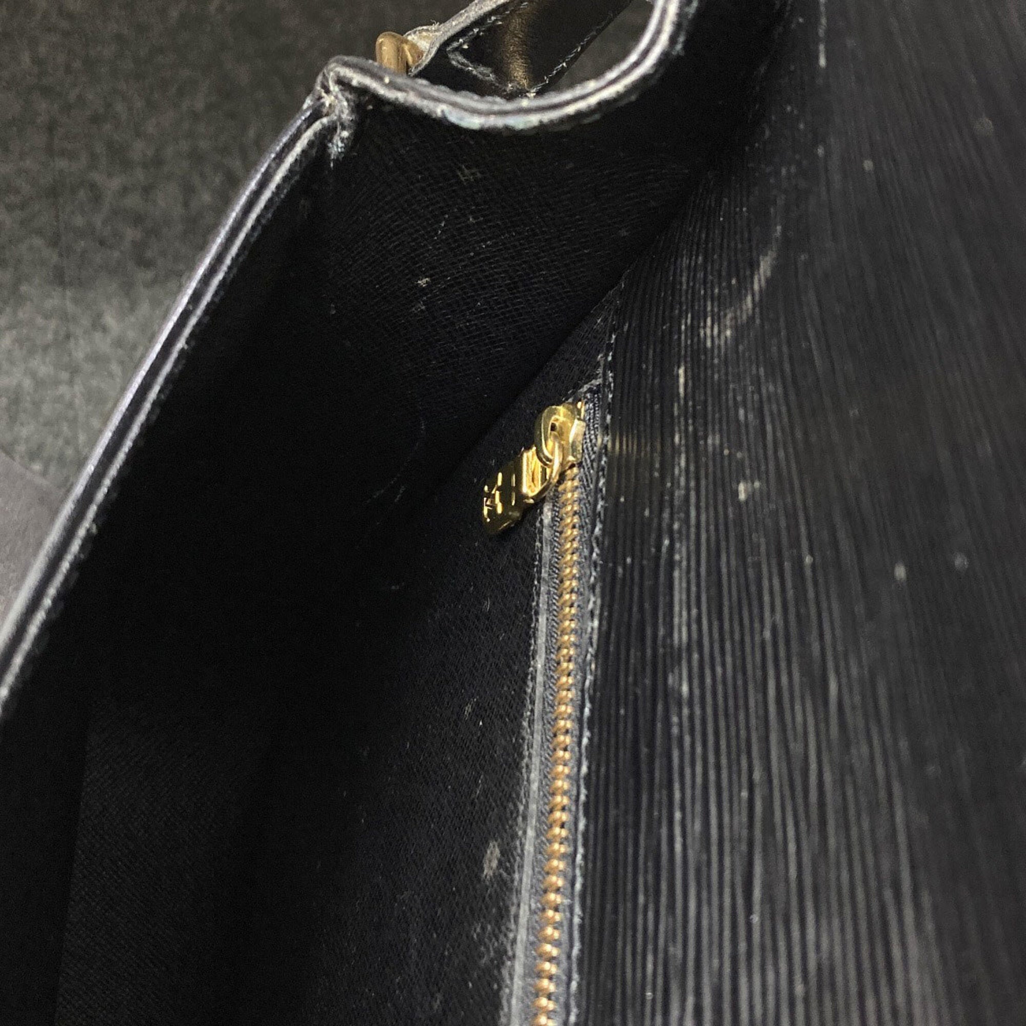 Louis Vuitton Epi Black Epi Leather Shoulder Bag (Pre-Owned)
