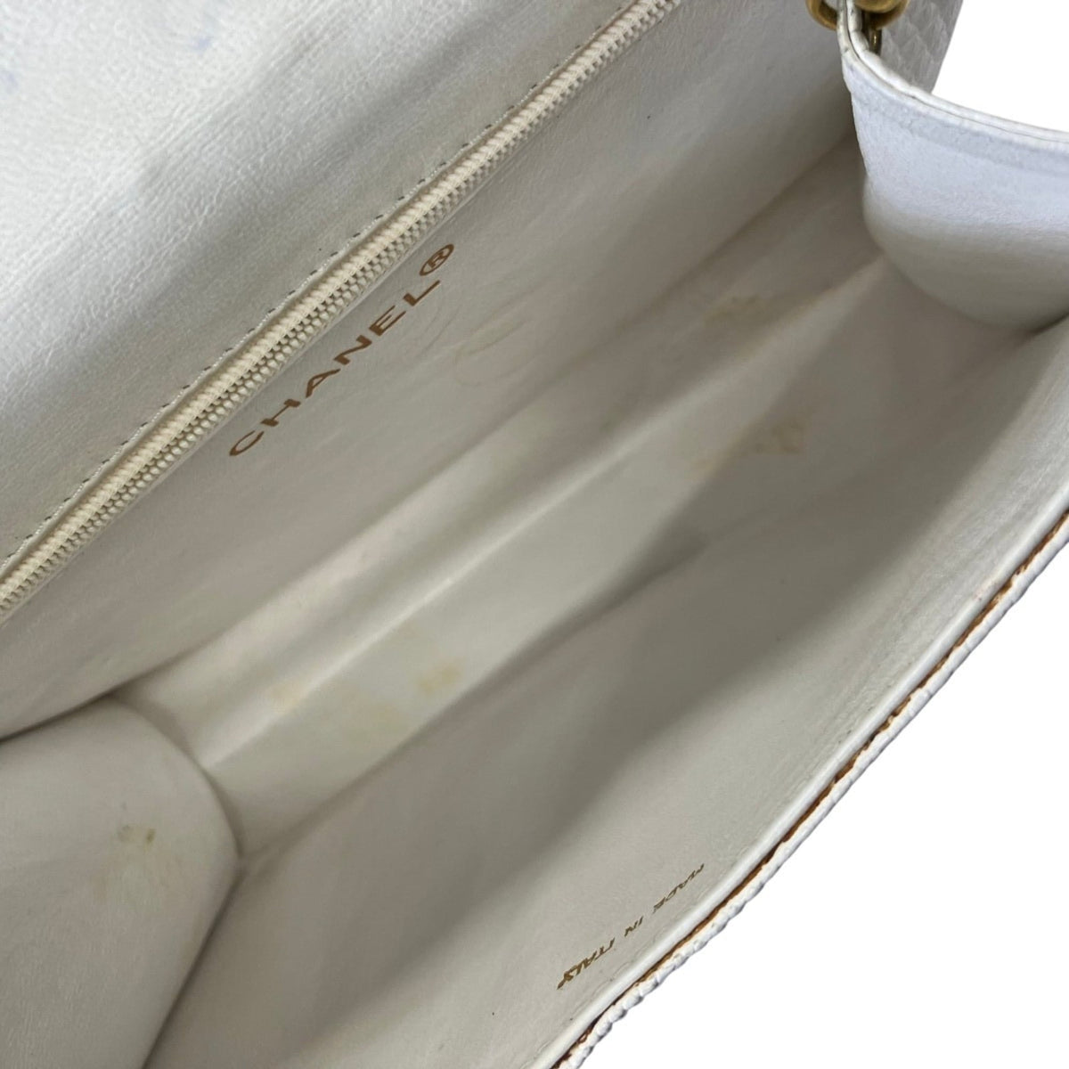 Chanel White Leather Shoulder Bag (Pre-Owned)