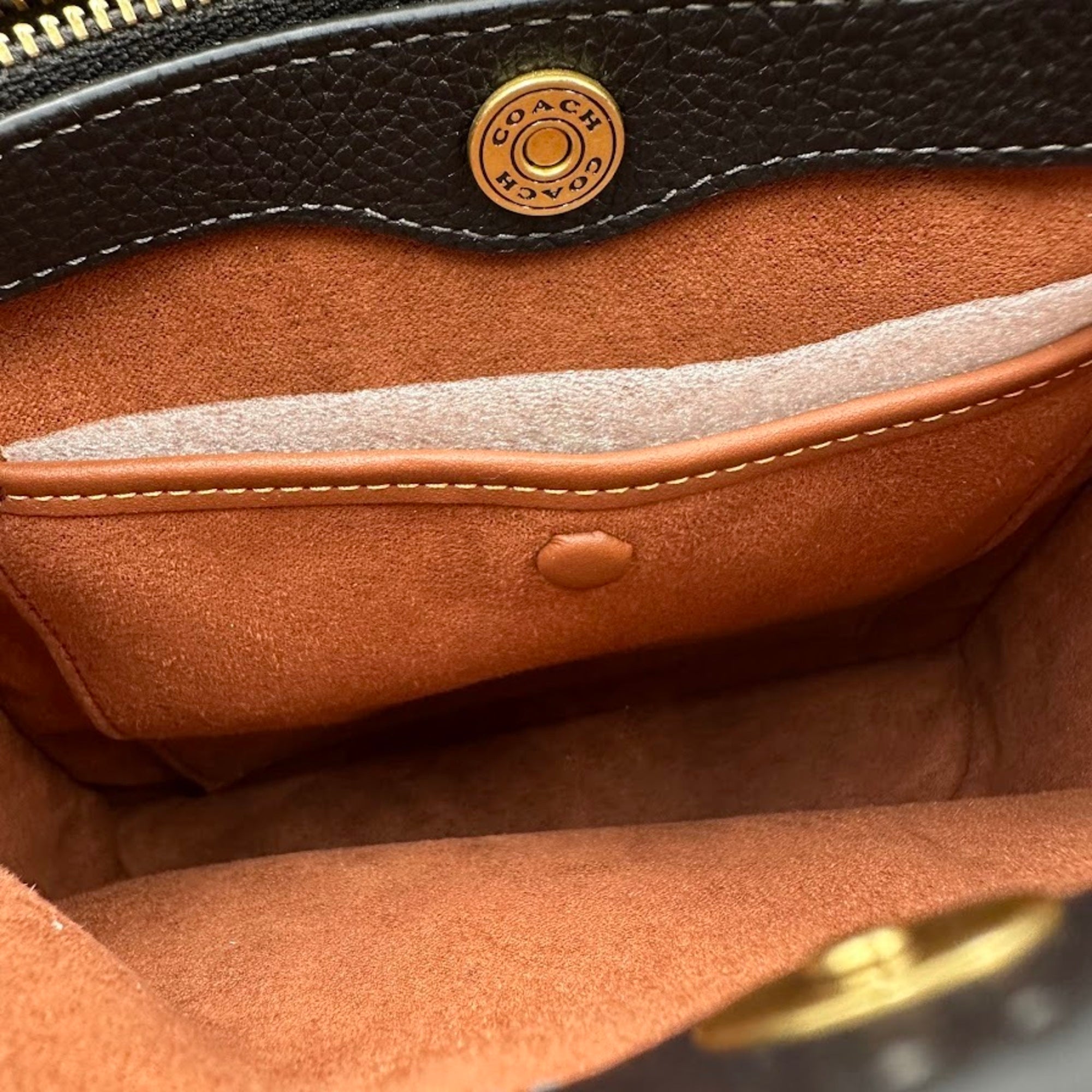 Coach Black Leather Shoulder Bag (Pre-Owned)