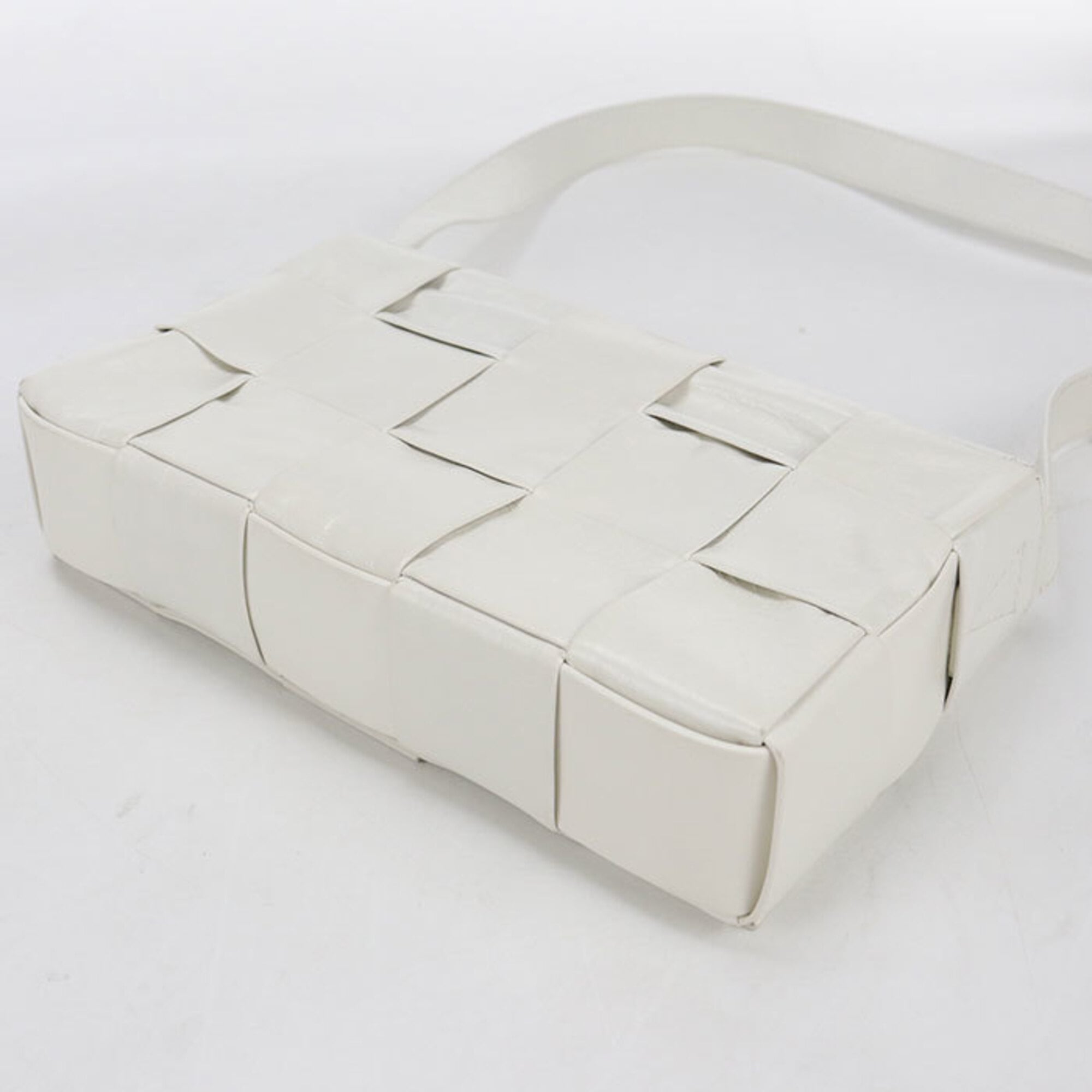 Bottega Veneta White Leather Shoulder Bag (Pre-Owned)